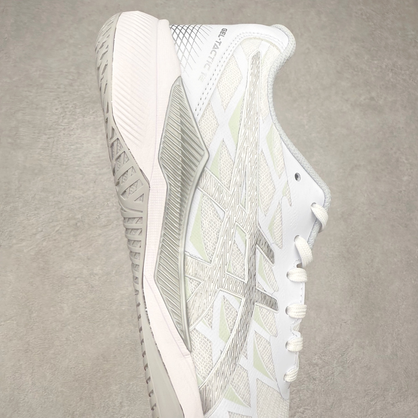 图片[6]-Asics Gel-Tactic 12 舒适时尚织物透气低帮跑步鞋 ASICS（亚瑟士）是日本实业家鬼冢喜八郎创立的跑鞋运动品牌，名字想法源自著名的拉丁谚语“AnimaSana In Corpore Sano”，意为“健全的精神寓于强健的体魄”。正如其名字的含义，ASICS亚瑟士一直坚信保持身体的健康与活力是打造健康快乐的生活方式的最佳途径。亚瑟士的跑鞋、篮球鞋等系列集专业与美貌于一身，拥有极高的热度。2016年，ASICS在“2016年日本最佳全球品牌”排行榜名列第17名。尺码：36 37 37.5 38 39 39.5 40 40.5 41.5 42 42.5 43.5 44 45-选品中心