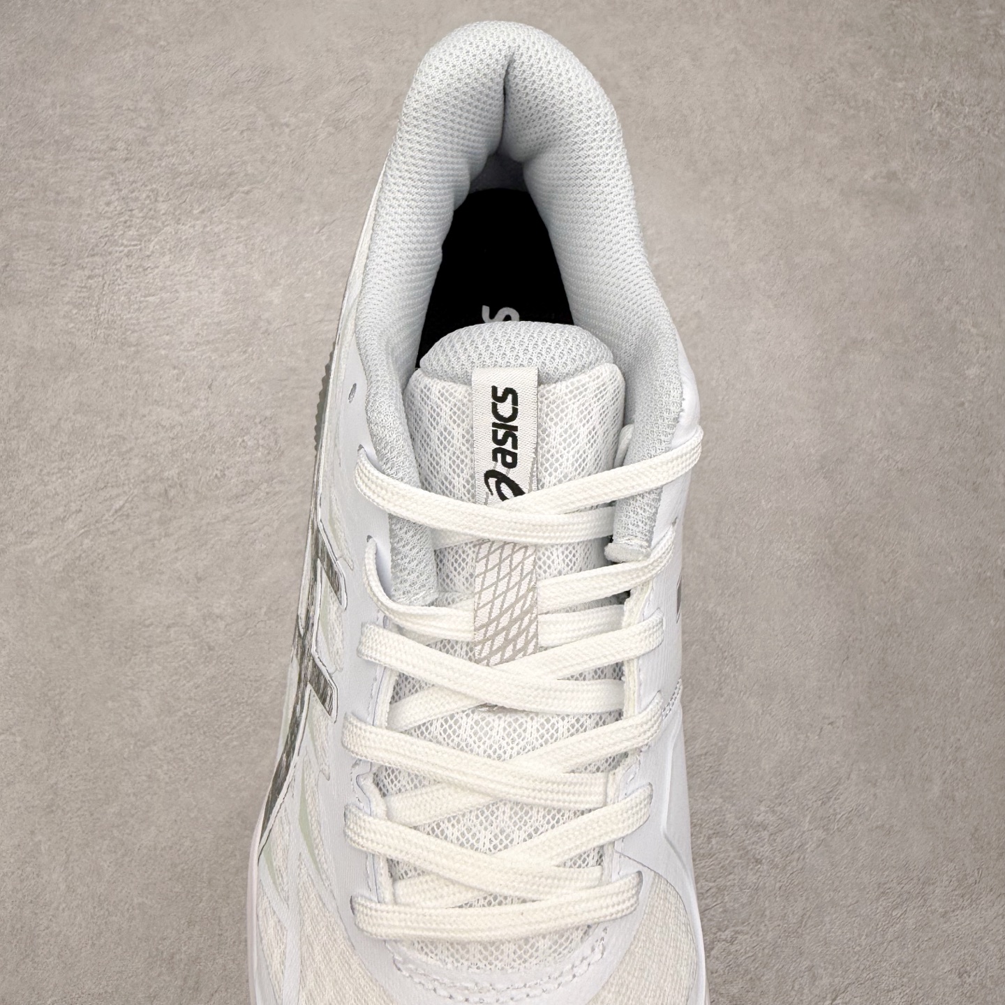 图片[5]-Asics Gel-Tactic 12 舒适时尚织物透气低帮跑步鞋 ASICS（亚瑟士）是日本实业家鬼冢喜八郎创立的跑鞋运动品牌，名字想法源自著名的拉丁谚语“AnimaSana In Corpore Sano”，意为“健全的精神寓于强健的体魄”。正如其名字的含义，ASICS亚瑟士一直坚信保持身体的健康与活力是打造健康快乐的生活方式的最佳途径。亚瑟士的跑鞋、篮球鞋等系列集专业与美貌于一身，拥有极高的热度。2016年，ASICS在“2016年日本最佳全球品牌”排行榜名列第17名。尺码：36 37 37.5 38 39 39.5 40 40.5 41.5 42 42.5 43.5 44 45-选品中心