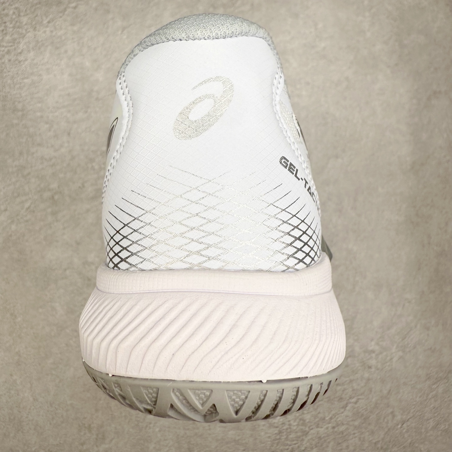 图片[8]-Asics Gel-Tactic 12 舒适时尚织物透气低帮跑步鞋 ASICS（亚瑟士）是日本实业家鬼冢喜八郎创立的跑鞋运动品牌，名字想法源自著名的拉丁谚语“AnimaSana In Corpore Sano”，意为“健全的精神寓于强健的体魄”。正如其名字的含义，ASICS亚瑟士一直坚信保持身体的健康与活力是打造健康快乐的生活方式的最佳途径。亚瑟士的跑鞋、篮球鞋等系列集专业与美貌于一身，拥有极高的热度。2016年，ASICS在“2016年日本最佳全球品牌”排行榜名列第17名。尺码：36 37 37.5 38 39 39.5 40 40.5 41.5 42 42.5 43.5 44 45-选品中心