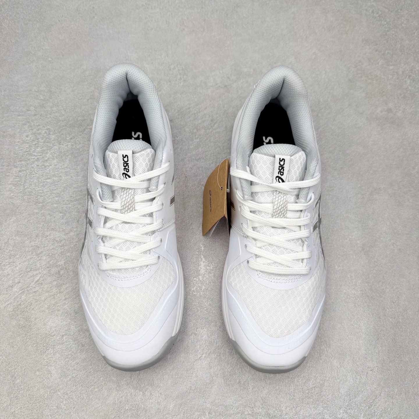 图片[2]-Asics Gel-Tactic 12 舒适时尚织物透气低帮跑步鞋 ASICS（亚瑟士）是日本实业家鬼冢喜八郎创立的跑鞋运动品牌，名字想法源自著名的拉丁谚语“AnimaSana In Corpore Sano”，意为“健全的精神寓于强健的体魄”。正如其名字的含义，ASICS亚瑟士一直坚信保持身体的健康与活力是打造健康快乐的生活方式的最佳途径。亚瑟士的跑鞋、篮球鞋等系列集专业与美貌于一身，拥有极高的热度。2016年，ASICS在“2016年日本最佳全球品牌”排行榜名列第17名。尺码：36 37 37.5 38 39 39.5 40 40.5 41.5 42 42.5 43.5 44 45-选品中心