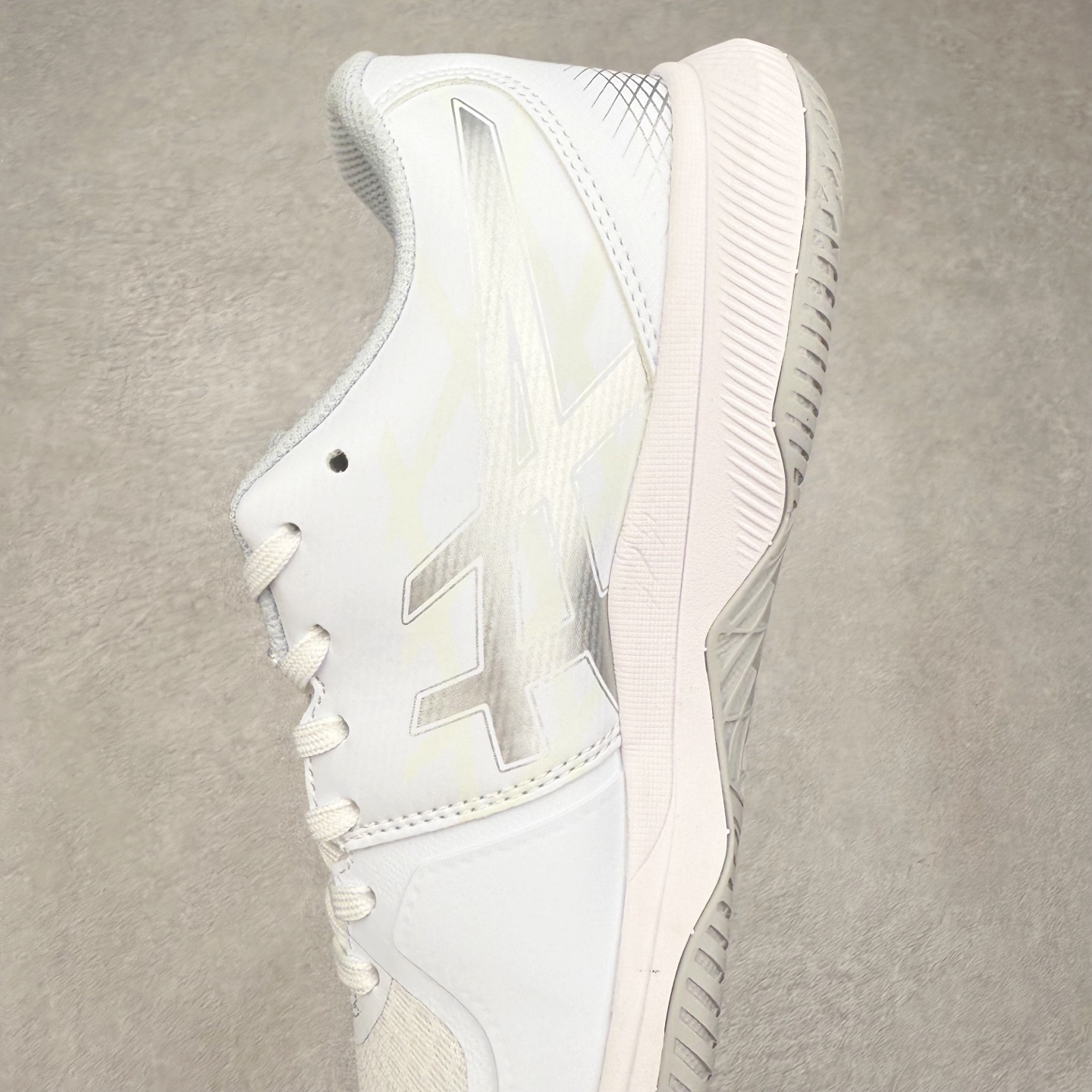 图片[7]-Asics Gel-Tactic 12 舒适时尚织物透气低帮跑步鞋 ASICS（亚瑟士）是日本实业家鬼冢喜八郎创立的跑鞋运动品牌，名字想法源自著名的拉丁谚语“AnimaSana In Corpore Sano”，意为“健全的精神寓于强健的体魄”。正如其名字的含义，ASICS亚瑟士一直坚信保持身体的健康与活力是打造健康快乐的生活方式的最佳途径。亚瑟士的跑鞋、篮球鞋等系列集专业与美貌于一身，拥有极高的热度。2016年，ASICS在“2016年日本最佳全球品牌”排行榜名列第17名。尺码：36 37 37.5 38 39 39.5 40 40.5 41.5 42 42.5 43.5 44 45-选品中心