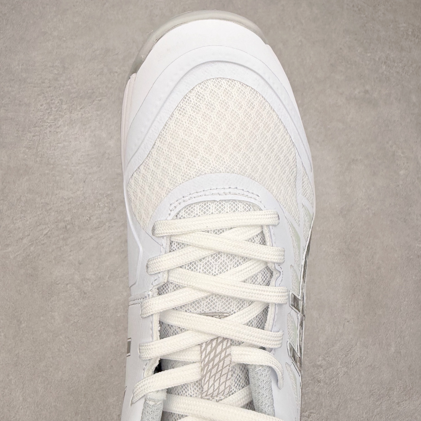 图片[4]-Asics Gel-Tactic 12 舒适时尚织物透气低帮跑步鞋 ASICS（亚瑟士）是日本实业家鬼冢喜八郎创立的跑鞋运动品牌，名字想法源自著名的拉丁谚语“AnimaSana In Corpore Sano”，意为“健全的精神寓于强健的体魄”。正如其名字的含义，ASICS亚瑟士一直坚信保持身体的健康与活力是打造健康快乐的生活方式的最佳途径。亚瑟士的跑鞋、篮球鞋等系列集专业与美貌于一身，拥有极高的热度。2016年，ASICS在“2016年日本最佳全球品牌”排行榜名列第17名。尺码：36 37 37.5 38 39 39.5 40 40.5 41.5 42 42.5 43.5 44 45-选品中心