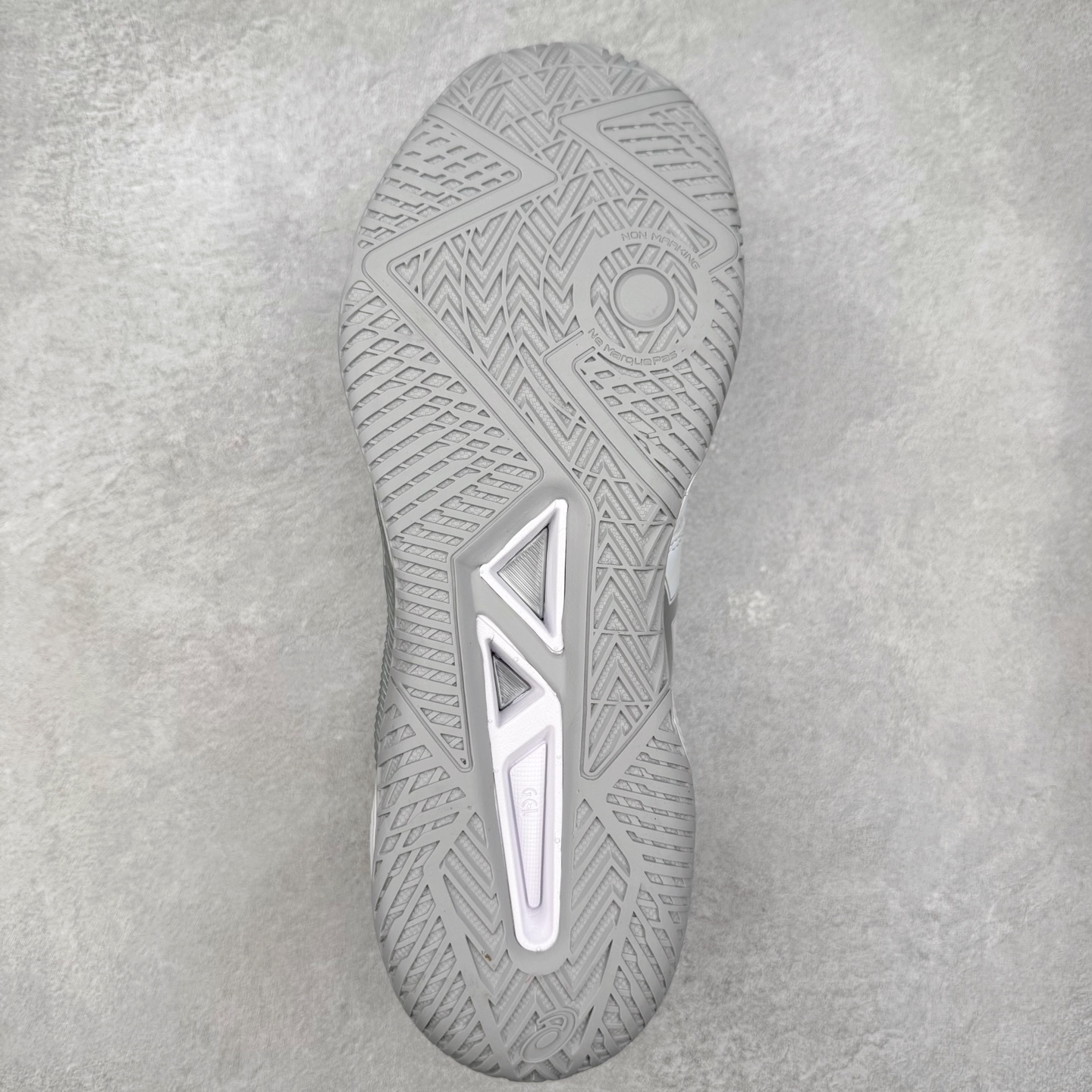 图片[9]-Asics Gel-Tactic 12 舒适时尚织物透气低帮跑步鞋 ASICS（亚瑟士）是日本实业家鬼冢喜八郎创立的跑鞋运动品牌，名字想法源自著名的拉丁谚语“AnimaSana In Corpore Sano”，意为“健全的精神寓于强健的体魄”。正如其名字的含义，ASICS亚瑟士一直坚信保持身体的健康与活力是打造健康快乐的生活方式的最佳途径。亚瑟士的跑鞋、篮球鞋等系列集专业与美貌于一身，拥有极高的热度。2016年，ASICS在“2016年日本最佳全球品牌”排行榜名列第17名。尺码：36 37 37.5 38 39 39.5 40 40.5 41.5 42 42.5 43.5 44 45-选品中心