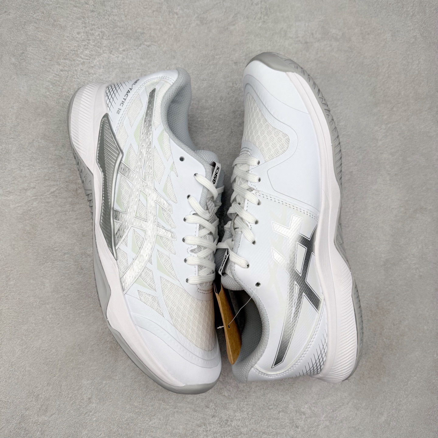 图片[3]-Asics Gel-Tactic 12 舒适时尚织物透气低帮跑步鞋 ASICS（亚瑟士）是日本实业家鬼冢喜八郎创立的跑鞋运动品牌，名字想法源自著名的拉丁谚语“AnimaSana In Corpore Sano”，意为“健全的精神寓于强健的体魄”。正如其名字的含义，ASICS亚瑟士一直坚信保持身体的健康与活力是打造健康快乐的生活方式的最佳途径。亚瑟士的跑鞋、篮球鞋等系列集专业与美貌于一身，拥有极高的热度。2016年，ASICS在“2016年日本最佳全球品牌”排行榜名列第17名。尺码：36 37 37.5 38 39 39.5 40 40.5 41.5 42 42.5 43.5 44 45-选品中心