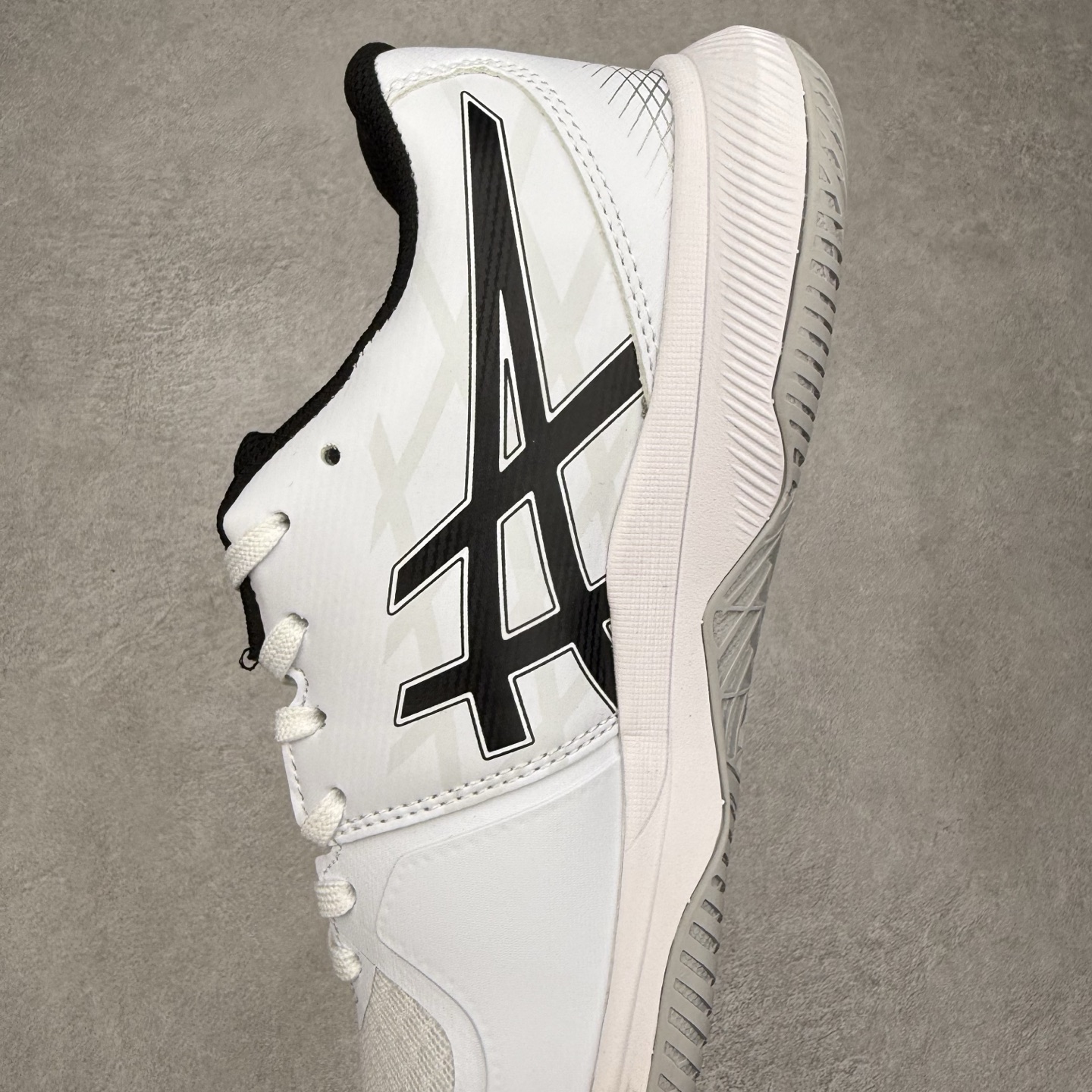 图片[7]-Asics Gel-Tactic 12 舒适时尚织物透气低帮跑步鞋 ASICS（亚瑟士）是日本实业家鬼冢喜八郎创立的跑鞋运动品牌，名字想法源自著名的拉丁谚语“AnimaSana In Corpore Sano”，意为“健全的精神寓于强健的体魄”。正如其名字的含义，ASICS亚瑟士一直坚信保持身体的健康与活力是打造健康快乐的生活方式的最佳途径。亚瑟士的跑鞋、篮球鞋等系列集专业与美貌于一身，拥有极高的热度。2016年，ASICS在“2016年日本最佳全球品牌”排行榜名列第17名。尺码：36 37 37.5 38 39 39.5 40 40.5 41.5 42 42.5 43.5 44 45-选品中心