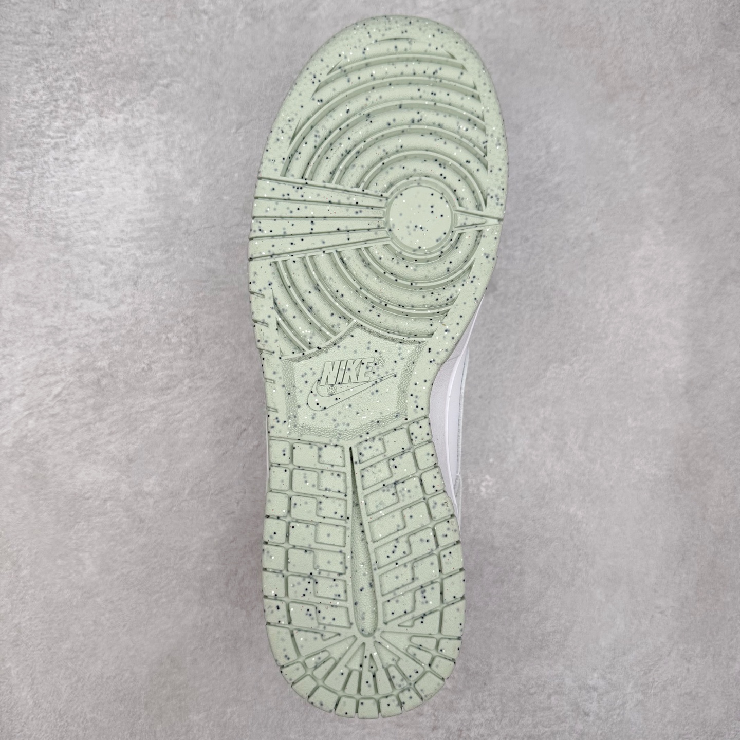 图片[9]-＃福利特价 NK SB Dunk Low 低帮系列滑板鞋 白菜价 万双库存轰炸 大厂出品 极力推荐 全套原楦原模倾力打造完美版型 独家原厂航空铝磨具打磨大底 鞋头坡度极致还原 原盒原配 尺码：36 36.5 37.5 38 38.5 39 40 40.5 41 42 42.5 43 44 44.5 45 46 47.5-选品中心