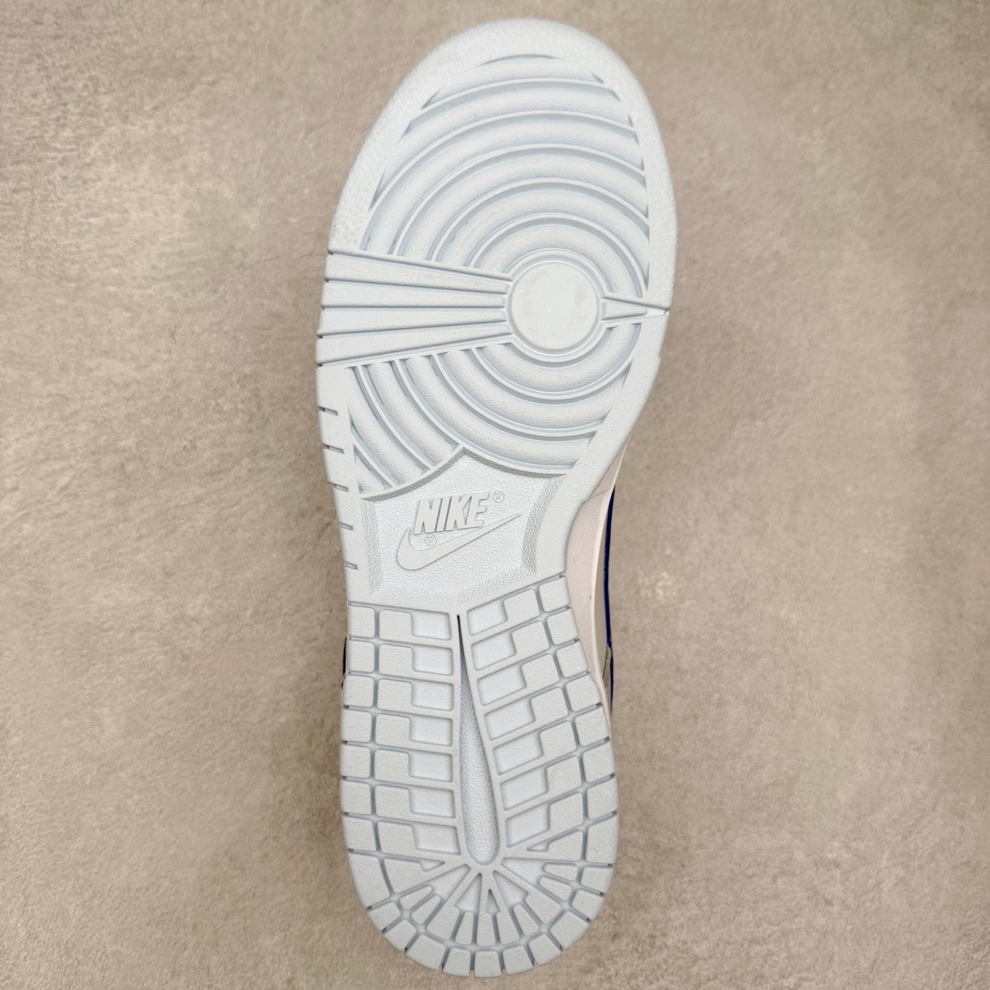 图片[9]-＃福利特价 NK SB Dunk Low 低帮系列滑板鞋 白菜价 万双库存轰炸 大厂出品 极力推荐 全套原楦原模倾力打造完美版型 独家原厂航空铝磨具打磨大底 鞋头坡度极致还原 原盒原配 尺码：36 36.5 37.5 38 38.5 39 40 40.5 41 42 42.5 43 44 44.5 45 46 47.5-选品中心