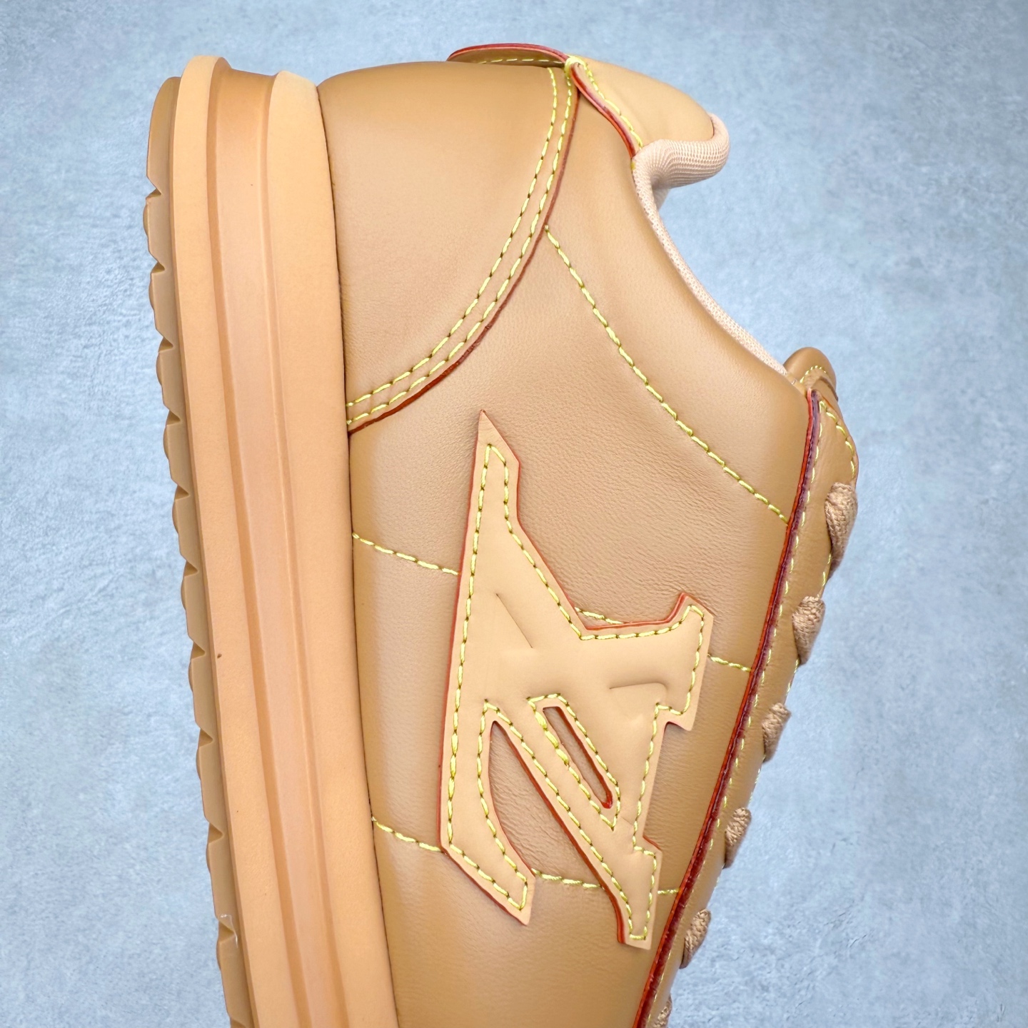 图片[6]-＃GD广顶 LOUIS VUITTON x Nigo lv联名款 Buttersoft 牛皮革羊皮革 FW25 图案压纹 圆头系带 低帮 生活休闲鞋 男女同款 白色 外贸零售特供批次 2023全新纸板数据 印花高频效果碾压市面 市售天花板产物 耗时半年巨作 全套原厂新版原纸板楦头开发 原厂特供皮料加持 市场所有版本中综合最强的货品 GD实力大厂出品 全网最全配色更新最快 最成熟的做工稳定的品控 完美鞋型超高的清洁度 零毛边线头瑕疵 全套原楦原纸版原鞋开模 全网最具灵魂的版型 正确原装黄色鞋盒 正确中底印花 鞋面印花3D高频深度立体 全鞋电脑针车 紧密相连 针距密度一致 环保乳胶注塑鞋垫 厚度脚感还原原版 皮面裁剪部位 统一油边封口工艺 原装橡胶大底含胶量大底组合零偏差 专柜全套包装 防尘袋 说明书 质保卡 男女鞋 尺码：35 36 37 38 39 40 41 42 43 44 45-选品中心