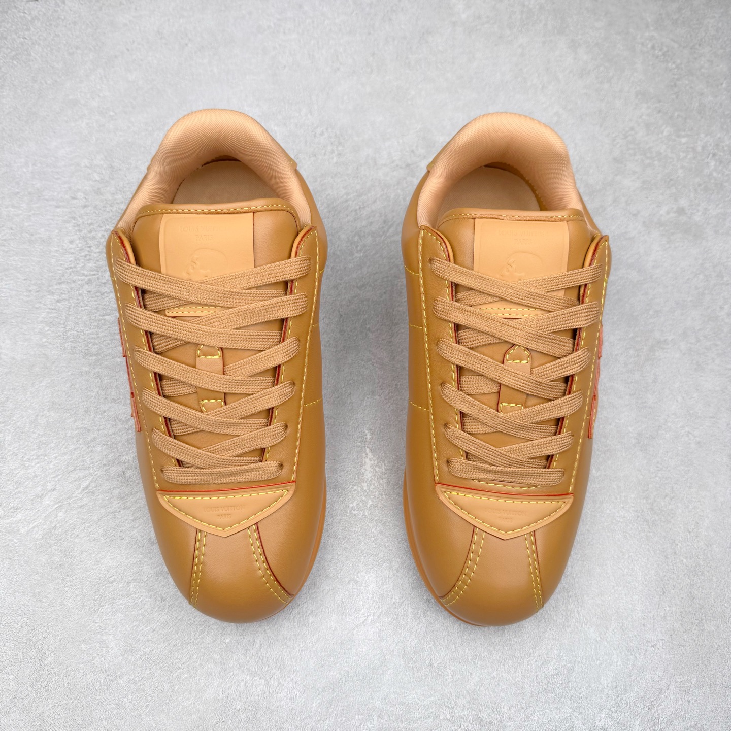 图片[2]-＃GD广顶 LOUIS VUITTON x Nigo lv联名款 Buttersoft 牛皮革羊皮革 FW25 图案压纹 圆头系带 低帮 生活休闲鞋 男女同款 白色 外贸零售特供批次 2023全新纸板数据 印花高频效果碾压市面 市售天花板产物 耗时半年巨作 全套原厂新版原纸板楦头开发 原厂特供皮料加持 市场所有版本中综合最强的货品 GD实力大厂出品 全网最全配色更新最快 最成熟的做工稳定的品控 完美鞋型超高的清洁度 零毛边线头瑕疵 全套原楦原纸版原鞋开模 全网最具灵魂的版型 正确原装黄色鞋盒 正确中底印花 鞋面印花3D高频深度立体 全鞋电脑针车 紧密相连 针距密度一致 环保乳胶注塑鞋垫 厚度脚感还原原版 皮面裁剪部位 统一油边封口工艺 原装橡胶大底含胶量大底组合零偏差 专柜全套包装 防尘袋 说明书 质保卡 男女鞋 尺码：35 36 37 38 39 40 41 42 43 44 45-选品中心