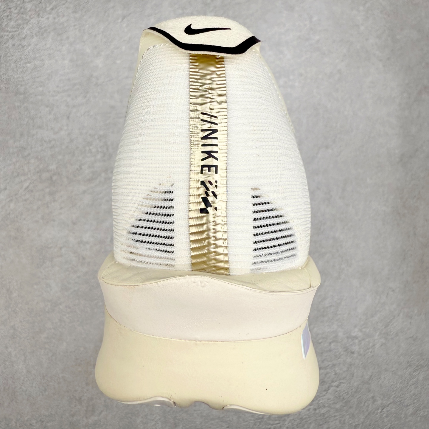 图片[8]-Jakob A. Ingebrigtsen x NK Zoom VaporFly Next 4% 舒适百搭透气回弹低帮短跑马拉松跑步鞋 HV6107-100 采用精致醒目设计，精准诠释雅各布·因格布里格森的风格，聚焦他的核心信念：家庭与夺冠。该鞋款在前代鞋款的基础上减轻重量，但不影响性能表现。碳纤维 Flyplate 结合出众回弹的ZoomX泡绵中底，缔造比赛日佳选，令你快意难挡，疾速冲刺。这款公路竞速跑步鞋具备匠心品质，无论是日常畅跑还是马拉松，皆可轻松驾驭，是雅各布的信赖之选。尺码：36 36.5 37.5 38 38.5 39 40 40.5 41 42 42.5 43 44 44.5 45-选品中心