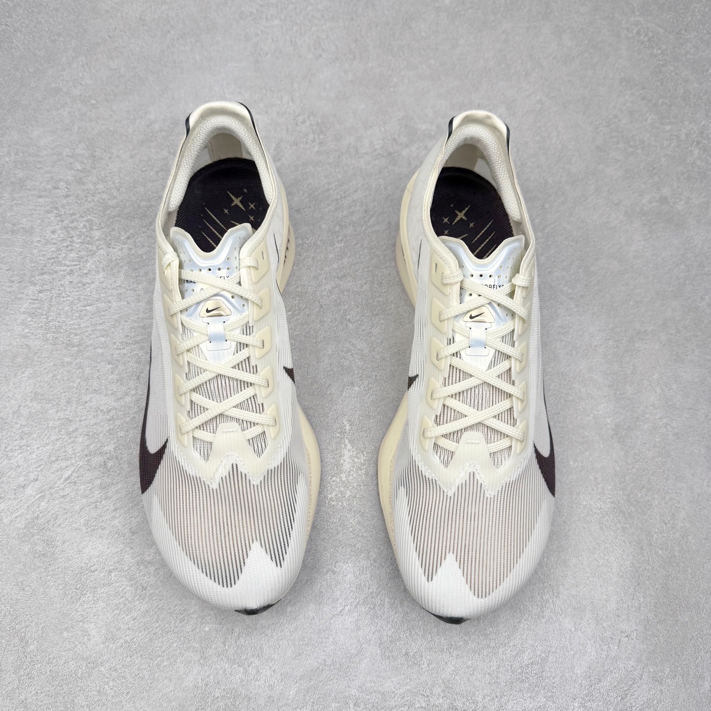 图片[2]-Jakob A. Ingebrigtsen x NK Zoom VaporFly Next 4% 舒适百搭透气回弹低帮短跑马拉松跑步鞋 HV6107-100 采用精致醒目设计，精准诠释雅各布·因格布里格森的风格，聚焦他的核心信念：家庭与夺冠。该鞋款在前代鞋款的基础上减轻重量，但不影响性能表现。碳纤维 Flyplate 结合出众回弹的ZoomX泡绵中底，缔造比赛日佳选，令你快意难挡，疾速冲刺。这款公路竞速跑步鞋具备匠心品质，无论是日常畅跑还是马拉松，皆可轻松驾驭，是雅各布的信赖之选。尺码：36 36.5 37.5 38 38.5 39 40 40.5 41 42 42.5 43 44 44.5 45-选品中心