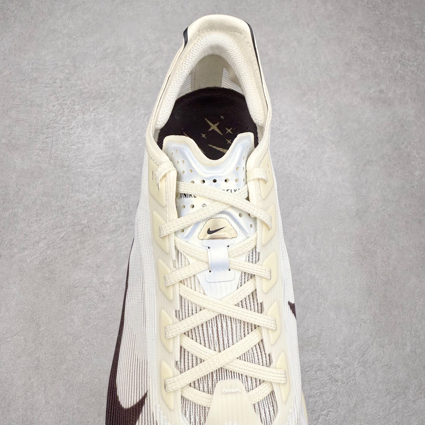 图片[5]-Jakob A. Ingebrigtsen x NK Zoom VaporFly Next 4% 舒适百搭透气回弹低帮短跑马拉松跑步鞋 HV6107-100 采用精致醒目设计，精准诠释雅各布·因格布里格森的风格，聚焦他的核心信念：家庭与夺冠。该鞋款在前代鞋款的基础上减轻重量，但不影响性能表现。碳纤维 Flyplate 结合出众回弹的ZoomX泡绵中底，缔造比赛日佳选，令你快意难挡，疾速冲刺。这款公路竞速跑步鞋具备匠心品质，无论是日常畅跑还是马拉松，皆可轻松驾驭，是雅各布的信赖之选。尺码：36 36.5 37.5 38 38.5 39 40 40.5 41 42 42.5 43 44 44.5 45-选品中心