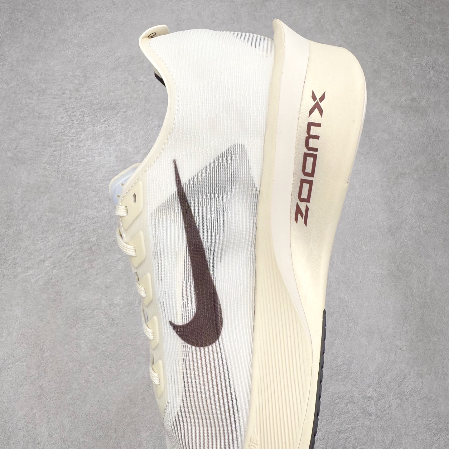 图片[7]-Jakob A. Ingebrigtsen x NK Zoom VaporFly Next 4% 舒适百搭透气回弹低帮短跑马拉松跑步鞋 HV6107-100 采用精致醒目设计，精准诠释雅各布·因格布里格森的风格，聚焦他的核心信念：家庭与夺冠。该鞋款在前代鞋款的基础上减轻重量，但不影响性能表现。碳纤维 Flyplate 结合出众回弹的ZoomX泡绵中底，缔造比赛日佳选，令你快意难挡，疾速冲刺。这款公路竞速跑步鞋具备匠心品质，无论是日常畅跑还是马拉松，皆可轻松驾驭，是雅各布的信赖之选。尺码：36 36.5 37.5 38 38.5 39 40 40.5 41 42 42.5 43 44 44.5 45-选品中心