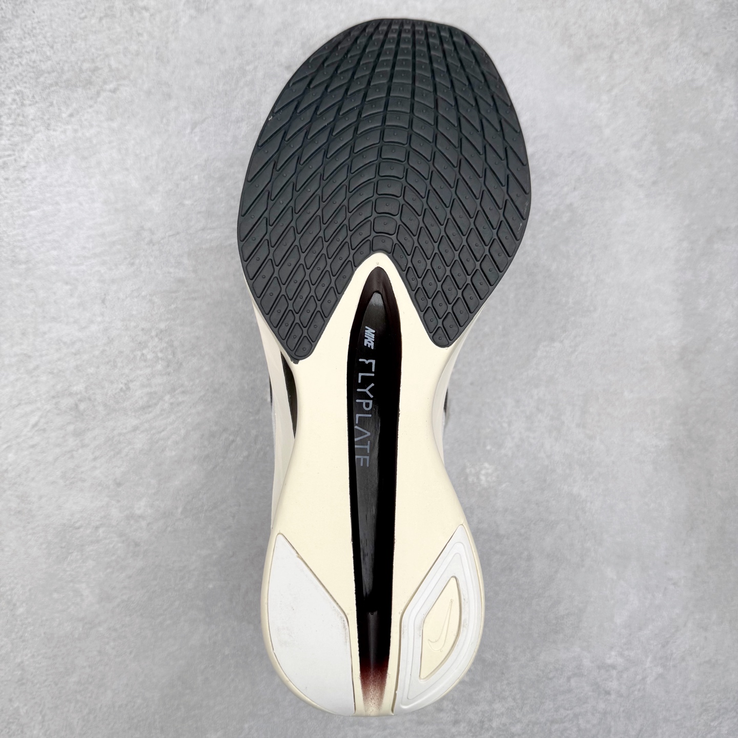 图片[9]-Jakob A. Ingebrigtsen x NK Zoom VaporFly Next 4% 舒适百搭透气回弹低帮短跑马拉松跑步鞋 HV6107-100 采用精致醒目设计，精准诠释雅各布·因格布里格森的风格，聚焦他的核心信念：家庭与夺冠。该鞋款在前代鞋款的基础上减轻重量，但不影响性能表现。碳纤维 Flyplate 结合出众回弹的ZoomX泡绵中底，缔造比赛日佳选，令你快意难挡，疾速冲刺。这款公路竞速跑步鞋具备匠心品质，无论是日常畅跑还是马拉松，皆可轻松驾驭，是雅各布的信赖之选。尺码：36 36.5 37.5 38 38.5 39 40 40.5 41 42 42.5 43 44 44.5 45-选品中心