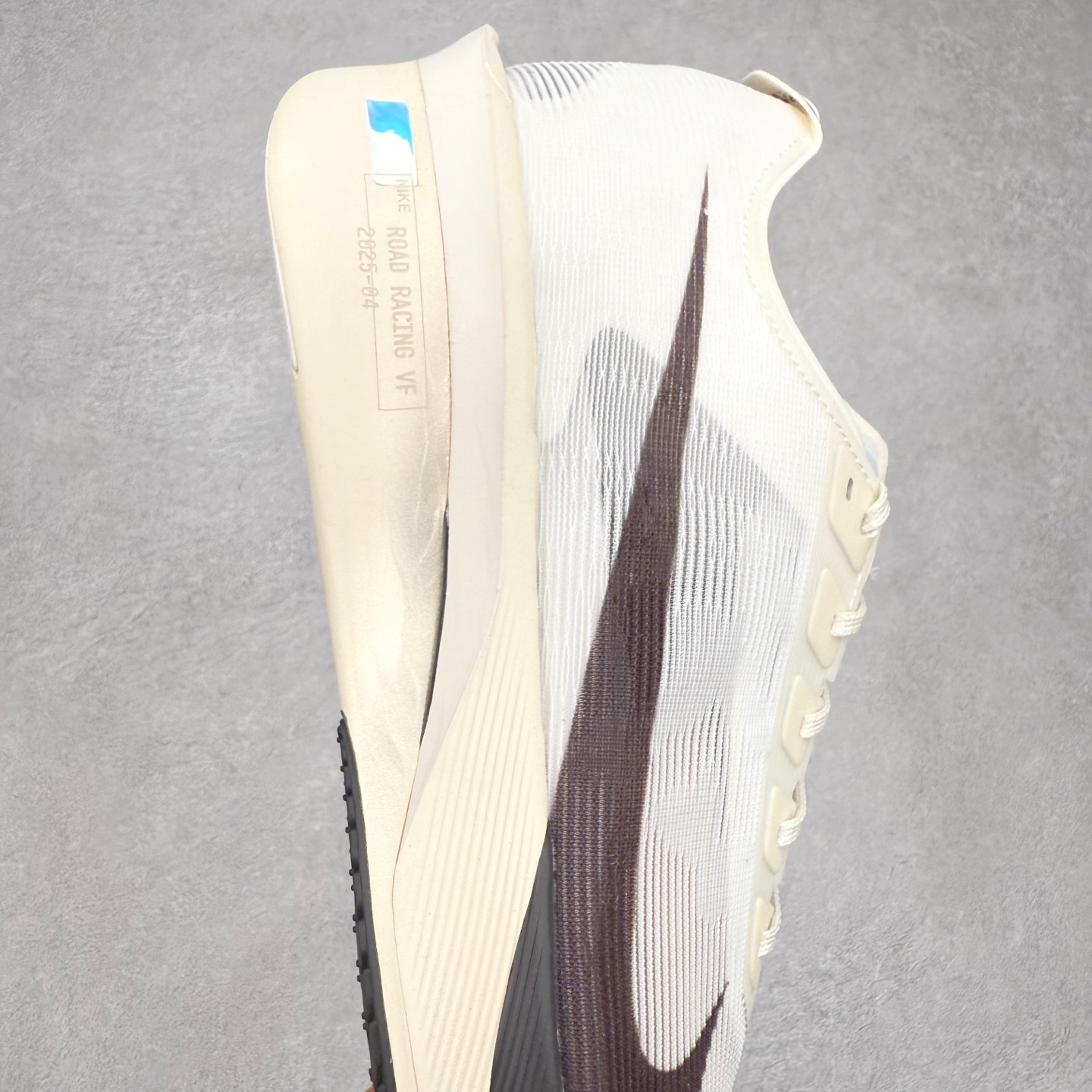 图片[6]-Jakob A. Ingebrigtsen x NK Zoom VaporFly Next 4% 舒适百搭透气回弹低帮短跑马拉松跑步鞋 HV6107-100 采用精致醒目设计，精准诠释雅各布·因格布里格森的风格，聚焦他的核心信念：家庭与夺冠。该鞋款在前代鞋款的基础上减轻重量，但不影响性能表现。碳纤维 Flyplate 结合出众回弹的ZoomX泡绵中底，缔造比赛日佳选，令你快意难挡，疾速冲刺。这款公路竞速跑步鞋具备匠心品质，无论是日常畅跑还是马拉松，皆可轻松驾驭，是雅各布的信赖之选。尺码：36 36.5 37.5 38 38.5 39 40 40.5 41 42 42.5 43 44 44.5 45-选品中心