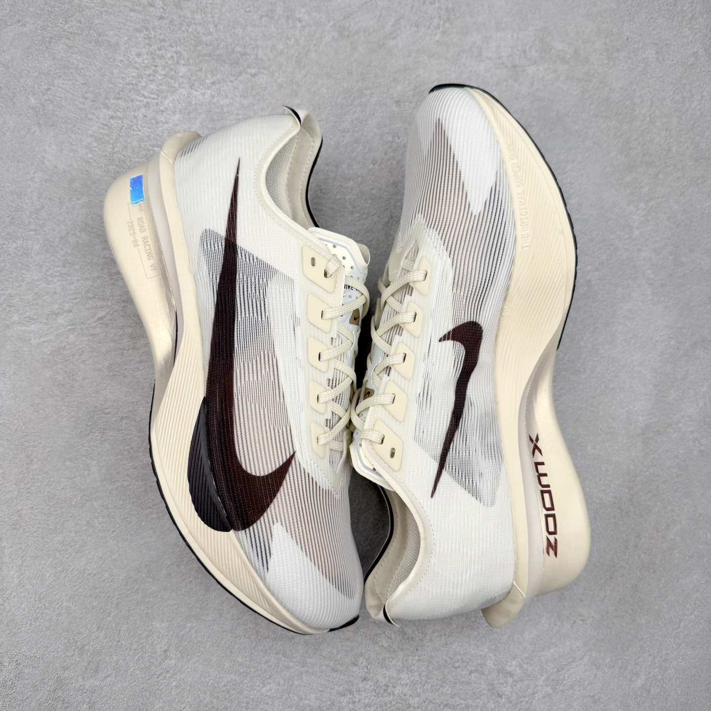 图片[3]-Jakob A. Ingebrigtsen x NK Zoom VaporFly Next 4% 舒适百搭透气回弹低帮短跑马拉松跑步鞋 HV6107-100 采用精致醒目设计，精准诠释雅各布·因格布里格森的风格，聚焦他的核心信念：家庭与夺冠。该鞋款在前代鞋款的基础上减轻重量，但不影响性能表现。碳纤维 Flyplate 结合出众回弹的ZoomX泡绵中底，缔造比赛日佳选，令你快意难挡，疾速冲刺。这款公路竞速跑步鞋具备匠心品质，无论是日常畅跑还是马拉松，皆可轻松驾驭，是雅各布的信赖之选。尺码：36 36.5 37.5 38 38.5 39 40 40.5 41 42 42.5 43 44 44.5 45-选品中心