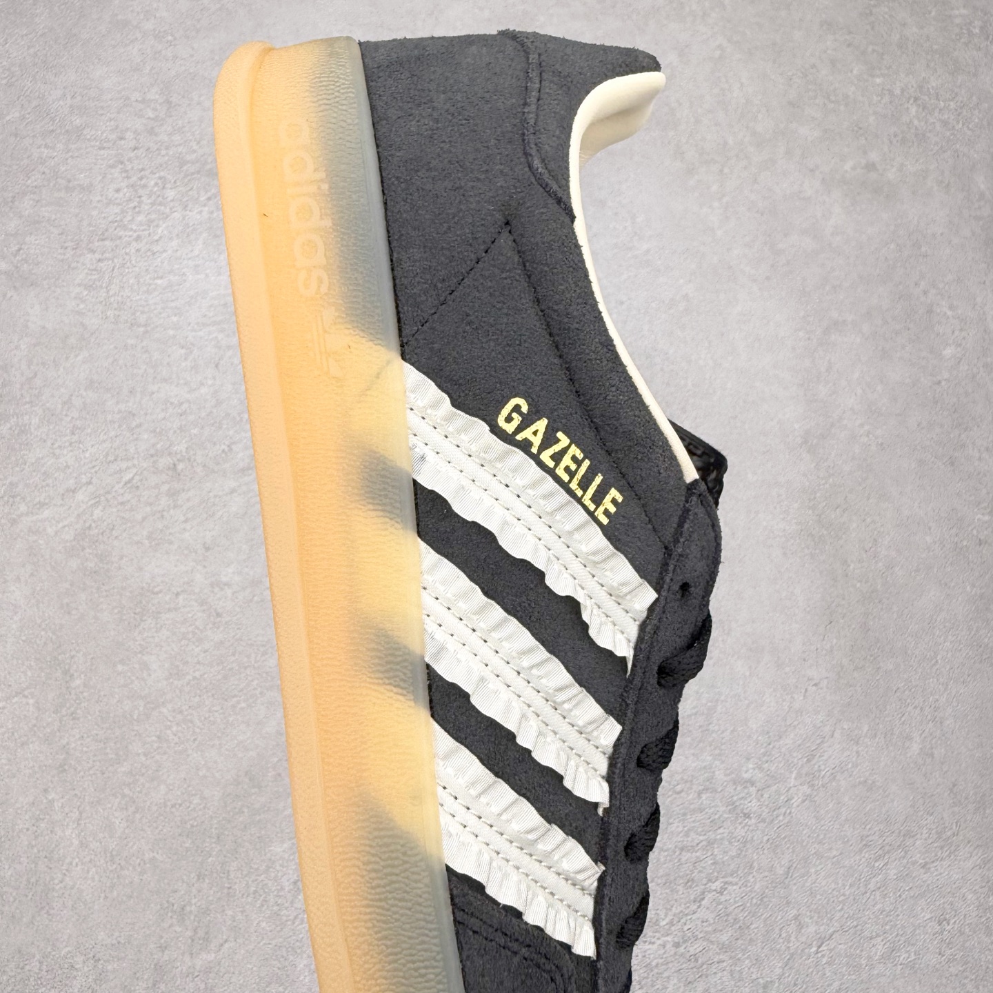 图片[6]-AD Gazelle Indoor Trainers 羚羊内训系列低帮复古百搭休闲运动德训风板鞋 JS1412 90年代经典的复刻版！自60年代以足球训练鞋面世以来,Gazelle就以其经典设计席卷全球。1991年版本的复刻,再造经典Gazelle。采用皮革打造,搭配浊色细节,让这款经典更加简约。尺码：36 36⅔ 37⅓ 38 38⅔ 39⅓ 40 40⅔ 41⅓ 42 42⅔ 43⅓ 44⅓ 44⅔ 45-选品中心