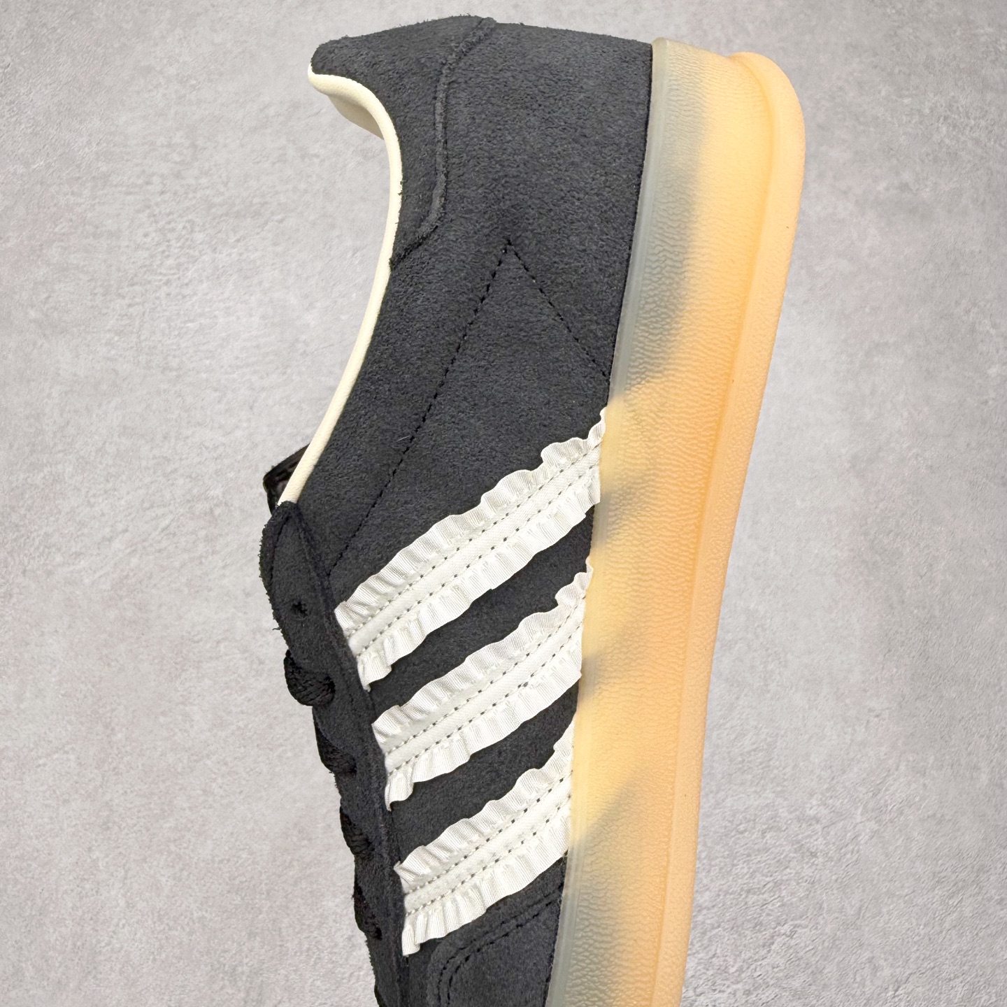 图片[7]-AD Gazelle Indoor Trainers 羚羊内训系列低帮复古百搭休闲运动德训风板鞋 JS1412 90年代经典的复刻版！自60年代以足球训练鞋面世以来,Gazelle就以其经典设计席卷全球。1991年版本的复刻,再造经典Gazelle。采用皮革打造,搭配浊色细节,让这款经典更加简约。尺码：36 36⅔ 37⅓ 38 38⅔ 39⅓ 40 40⅔ 41⅓ 42 42⅔ 43⅓ 44⅓ 44⅔ 45-选品中心