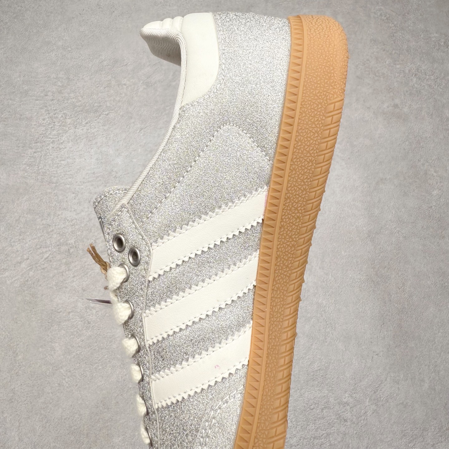 图片[7]-AD Original Samba OG 复古经典轻便板鞋 KI6264 口碑大厂出品 品控大底版型不断改良更新 全套原纸板楦头开发 确保原汁原味 完美呈现桑巴版型 一比一鞋头弧度高度鞋身弧度 此版本只针对中端市场 皮料材质有所更替 其他数据细节工艺流程均保持一致 绝不口嗨 细节品控鞋型随意对比 正确烫金高频细节 原装纳米超迁皮料 独家私模橡胶大底 原盒原配 这款桑巴鞋展示了高质量的工艺 带有装饰的超锁缝制和无缝的手感 柔软、柔软的皮革造型和标志性的3条纹完成了精致的外观 正规合身鞋带 鞋面上有绒面鞋垫 橡胶鞋底 享受正畸套筒软感 自50年代首次亮相以来就一直在赢得粉丝的青睐 尺码：35.5 36 36.5 37.5 38 38.5 39 40 40.5 41 42 42.5 43 44 44.5 45-选品中心