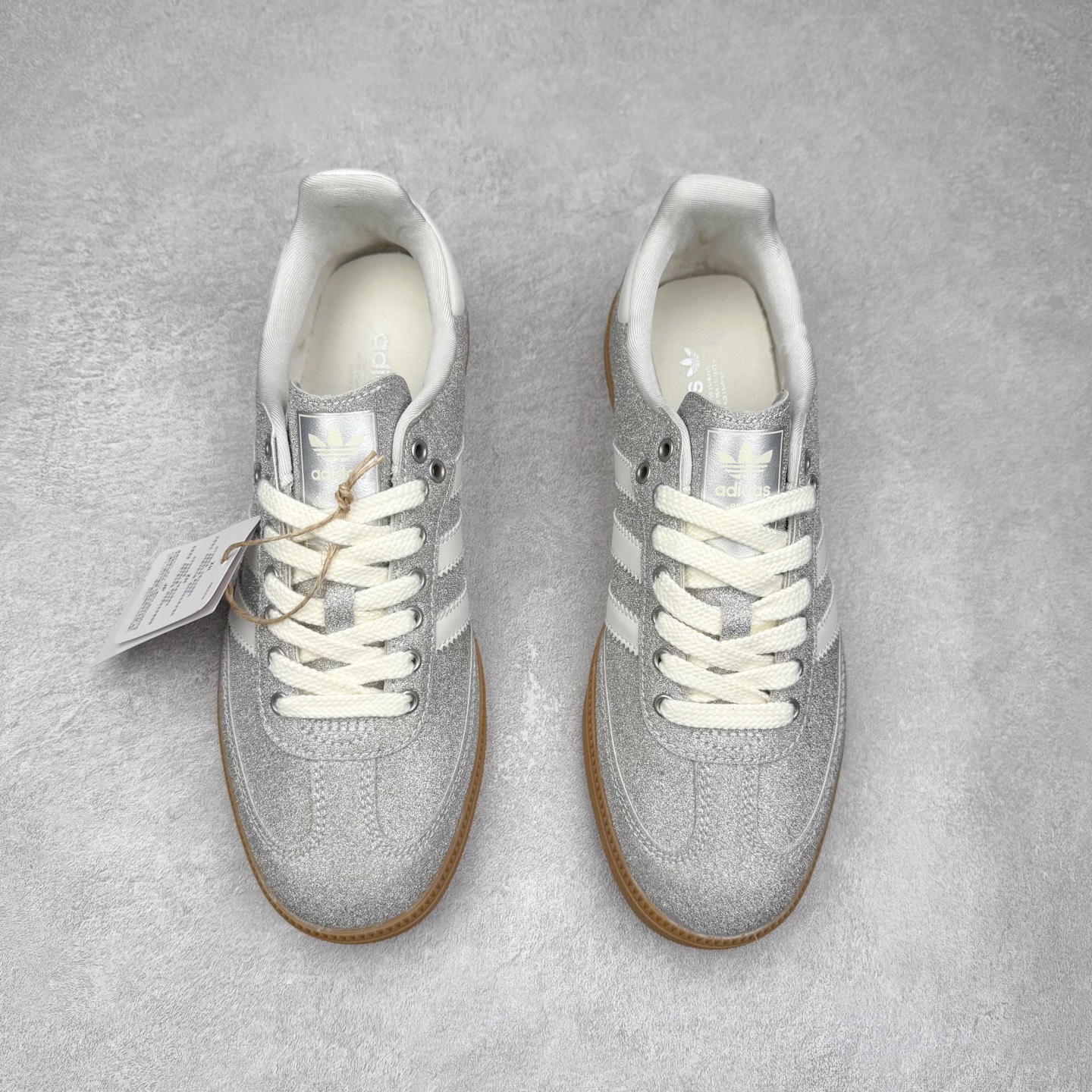 图片[2]-AD Original Samba OG 复古经典轻便板鞋 KI6264 口碑大厂出品 品控大底版型不断改良更新 全套原纸板楦头开发 确保原汁原味 完美呈现桑巴版型 一比一鞋头弧度高度鞋身弧度 此版本只针对中端市场 皮料材质有所更替 其他数据细节工艺流程均保持一致 绝不口嗨 细节品控鞋型随意对比 正确烫金高频细节 原装纳米超迁皮料 独家私模橡胶大底 原盒原配 这款桑巴鞋展示了高质量的工艺 带有装饰的超锁缝制和无缝的手感 柔软、柔软的皮革造型和标志性的3条纹完成了精致的外观 正规合身鞋带 鞋面上有绒面鞋垫 橡胶鞋底 享受正畸套筒软感 自50年代首次亮相以来就一直在赢得粉丝的青睐 尺码：35.5 36 36.5 37.5 38 38.5 39 40 40.5 41 42 42.5 43 44 44.5 45-选品中心