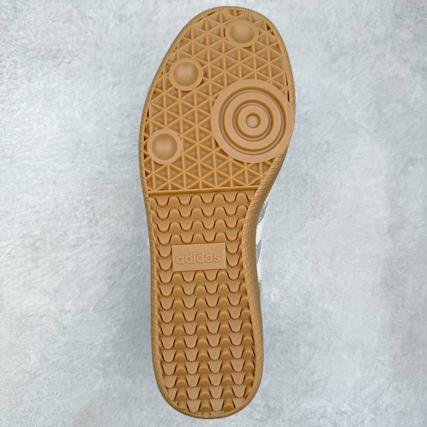 图片[9]-AD Original Samba OG 复古经典轻便板鞋 KI6264 口碑大厂出品 品控大底版型不断改良更新 全套原纸板楦头开发 确保原汁原味 完美呈现桑巴版型 一比一鞋头弧度高度鞋身弧度 此版本只针对中端市场 皮料材质有所更替 其他数据细节工艺流程均保持一致 绝不口嗨 细节品控鞋型随意对比 正确烫金高频细节 原装纳米超迁皮料 独家私模橡胶大底 原盒原配 这款桑巴鞋展示了高质量的工艺 带有装饰的超锁缝制和无缝的手感 柔软、柔软的皮革造型和标志性的3条纹完成了精致的外观 正规合身鞋带 鞋面上有绒面鞋垫 橡胶鞋底 享受正畸套筒软感 自50年代首次亮相以来就一直在赢得粉丝的青睐 尺码：35.5 36 36.5 37.5 38 38.5 39 40 40.5 41 42 42.5 43 44 44.5 45-选品中心