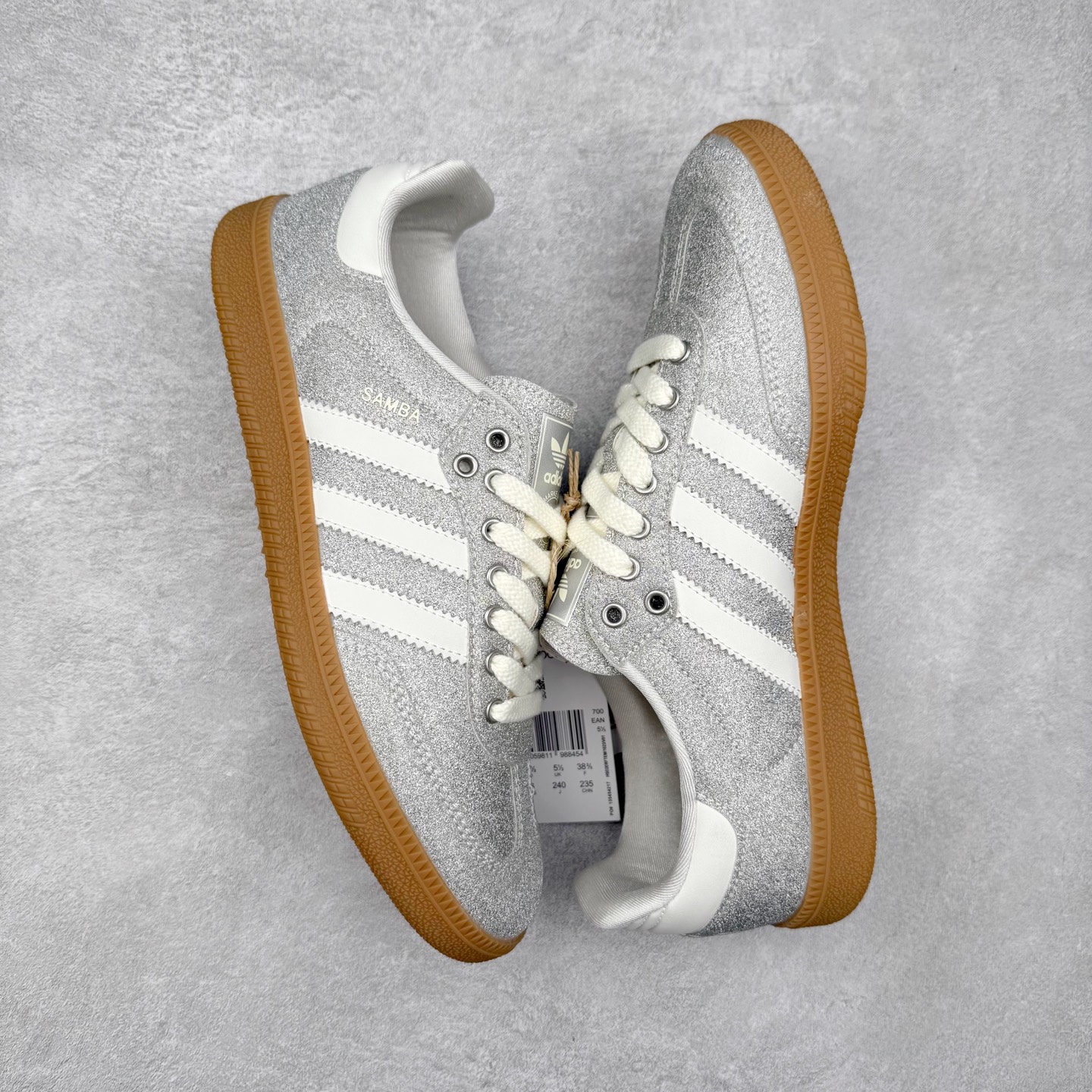 图片[3]-AD Original Samba OG 复古经典轻便板鞋 KI6264 口碑大厂出品 品控大底版型不断改良更新 全套原纸板楦头开发 确保原汁原味 完美呈现桑巴版型 一比一鞋头弧度高度鞋身弧度 此版本只针对中端市场 皮料材质有所更替 其他数据细节工艺流程均保持一致 绝不口嗨 细节品控鞋型随意对比 正确烫金高频细节 原装纳米超迁皮料 独家私模橡胶大底 原盒原配 这款桑巴鞋展示了高质量的工艺 带有装饰的超锁缝制和无缝的手感 柔软、柔软的皮革造型和标志性的3条纹完成了精致的外观 正规合身鞋带 鞋面上有绒面鞋垫 橡胶鞋底 享受正畸套筒软感 自50年代首次亮相以来就一直在赢得粉丝的青睐 尺码：35.5 36 36.5 37.5 38 38.5 39 40 40.5 41 42 42.5 43 44 44.5 45-选品中心