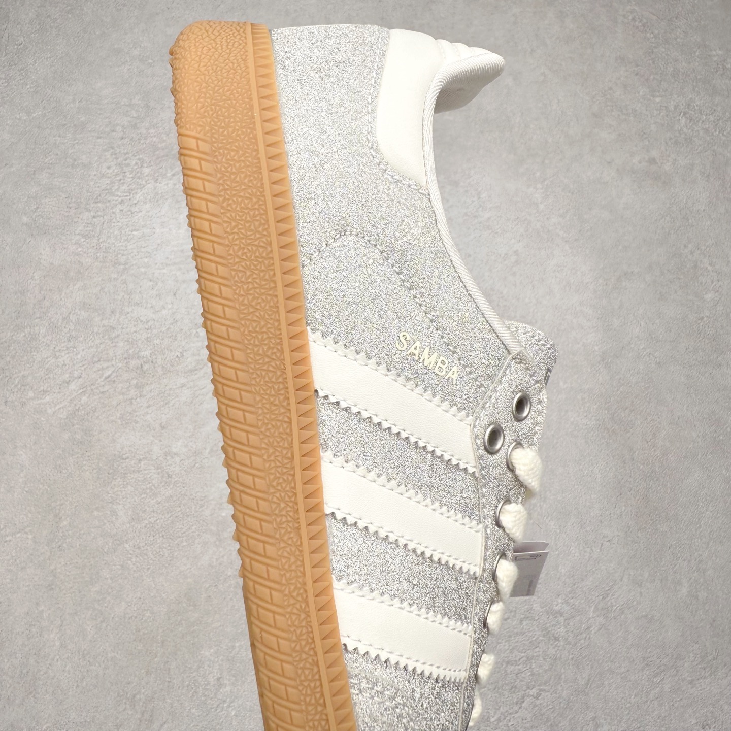 图片[6]-AD Original Samba OG 复古经典轻便板鞋 KI6264 口碑大厂出品 品控大底版型不断改良更新 全套原纸板楦头开发 确保原汁原味 完美呈现桑巴版型 一比一鞋头弧度高度鞋身弧度 此版本只针对中端市场 皮料材质有所更替 其他数据细节工艺流程均保持一致 绝不口嗨 细节品控鞋型随意对比 正确烫金高频细节 原装纳米超迁皮料 独家私模橡胶大底 原盒原配 这款桑巴鞋展示了高质量的工艺 带有装饰的超锁缝制和无缝的手感 柔软、柔软的皮革造型和标志性的3条纹完成了精致的外观 正规合身鞋带 鞋面上有绒面鞋垫 橡胶鞋底 享受正畸套筒软感 自50年代首次亮相以来就一直在赢得粉丝的青睐 尺码：35.5 36 36.5 37.5 38 38.5 39 40 40.5 41 42 42.5 43 44 44.5 45-选品中心