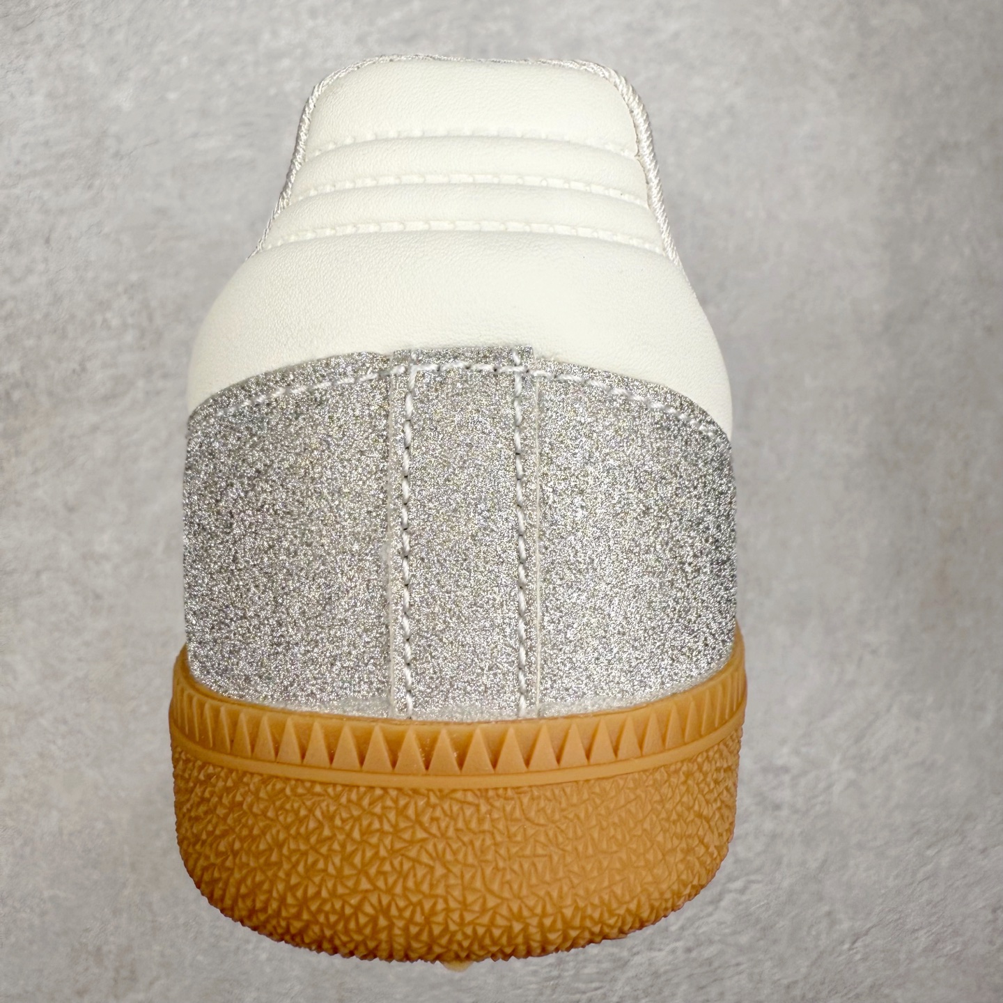 图片[8]-AD Original Samba OG 复古经典轻便板鞋 KI6264 口碑大厂出品 品控大底版型不断改良更新 全套原纸板楦头开发 确保原汁原味 完美呈现桑巴版型 一比一鞋头弧度高度鞋身弧度 此版本只针对中端市场 皮料材质有所更替 其他数据细节工艺流程均保持一致 绝不口嗨 细节品控鞋型随意对比 正确烫金高频细节 原装纳米超迁皮料 独家私模橡胶大底 原盒原配 这款桑巴鞋展示了高质量的工艺 带有装饰的超锁缝制和无缝的手感 柔软、柔软的皮革造型和标志性的3条纹完成了精致的外观 正规合身鞋带 鞋面上有绒面鞋垫 橡胶鞋底 享受正畸套筒软感 自50年代首次亮相以来就一直在赢得粉丝的青睐 尺码：35.5 36 36.5 37.5 38 38.5 39 40 40.5 41 42 42.5 43 44 44.5 45-选品中心