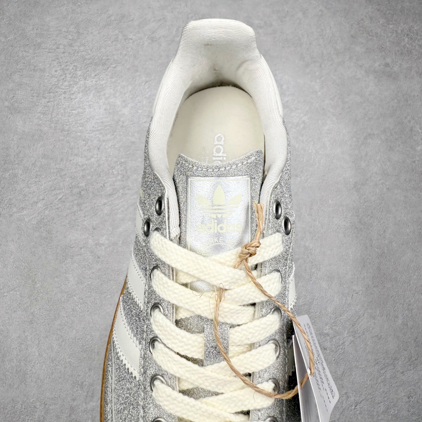 图片[5]-AD Original Samba OG 复古经典轻便板鞋 KI6264 口碑大厂出品 品控大底版型不断改良更新 全套原纸板楦头开发 确保原汁原味 完美呈现桑巴版型 一比一鞋头弧度高度鞋身弧度 此版本只针对中端市场 皮料材质有所更替 其他数据细节工艺流程均保持一致 绝不口嗨 细节品控鞋型随意对比 正确烫金高频细节 原装纳米超迁皮料 独家私模橡胶大底 原盒原配 这款桑巴鞋展示了高质量的工艺 带有装饰的超锁缝制和无缝的手感 柔软、柔软的皮革造型和标志性的3条纹完成了精致的外观 正规合身鞋带 鞋面上有绒面鞋垫 橡胶鞋底 享受正畸套筒软感 自50年代首次亮相以来就一直在赢得粉丝的青睐 尺码：35.5 36 36.5 37.5 38 38.5 39 40 40.5 41 42 42.5 43 44 44.5 45-选品中心