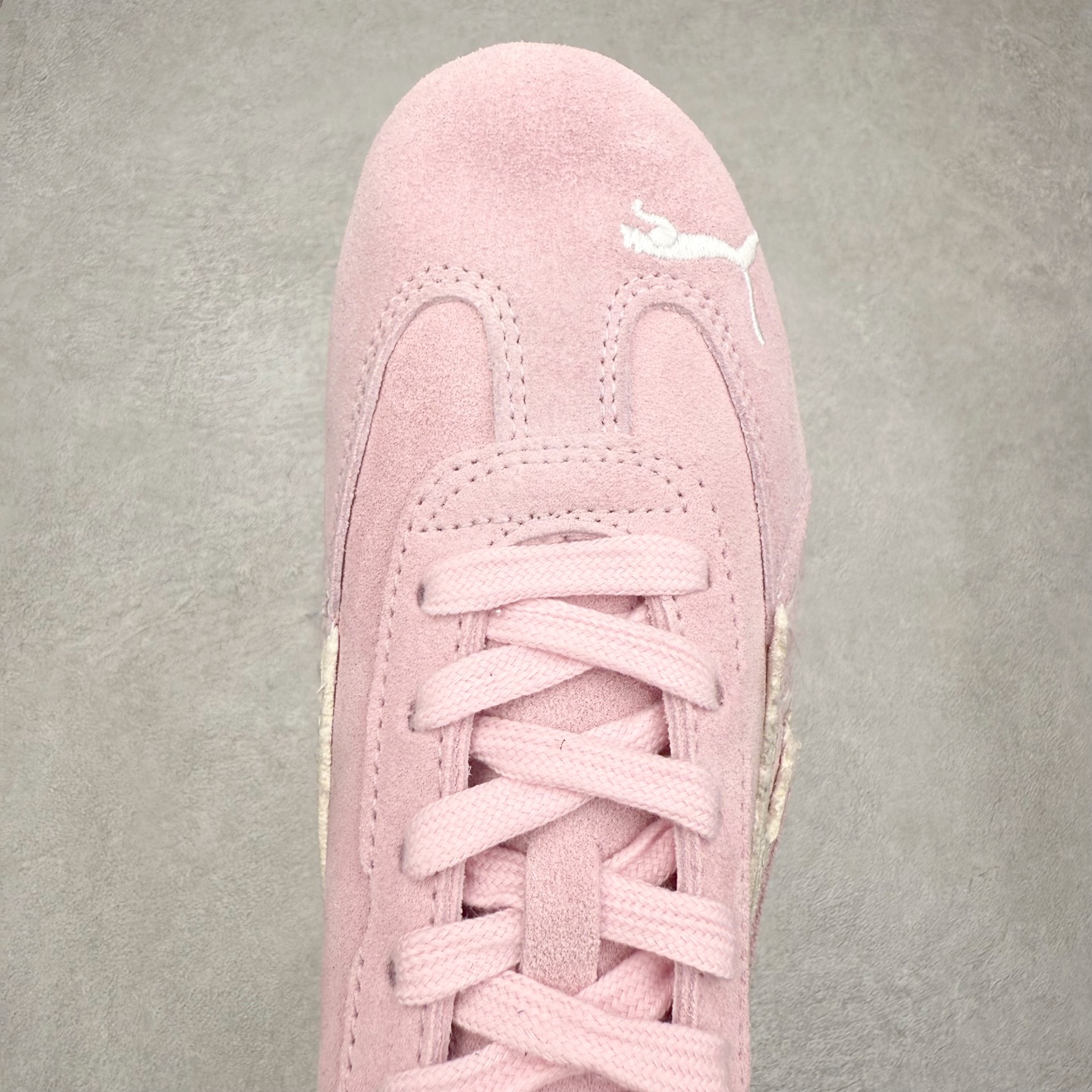 图片[4]-＃纯原 Balenciaga x PUMA/彪马 Speedcat 巴黎世家联名系列薄底鞋牛皮圆头做旧磨损低帮生活休闲鞋 男女同款 选用了近两年人气极高的 “薄底鞋” PUMA Speedcat 为蓝本，带来了多个不同配色的联名鞋款。在色调上继承了这双赛车鞋原本的惯用方案，但鞋身侧面标志性的 PUMA Formstrip 标志则采用了 “破坏做旧” 的手法，这也是 Balenciaga 鞋款极为常见的风格。将白色的 PUMA Formstrip 撕掉了一大半，这极为 “粗暴” 的处理方式，在街头绝对有着十足的回头率。鞋头的 PUMA Logo 得以保留，烫金的 BALENCIAGA 字样则表明了它的联名身份，后跟则是鞋款的尺码，这也是 Balenciaga 鞋款的家族习惯。实拍调校N版已经零色差零失真 百分百还原实物色彩所见即所得 不存在货不对板色差等低级问题 选购参考实物拍摄 不混卖不参货 只用心做好货严格选品 承诺混一赔十 尺码：36 36.5 37.5 38 38.5 39 40 40.5 41 42 42.5 43 44 44.5 45-选品中心