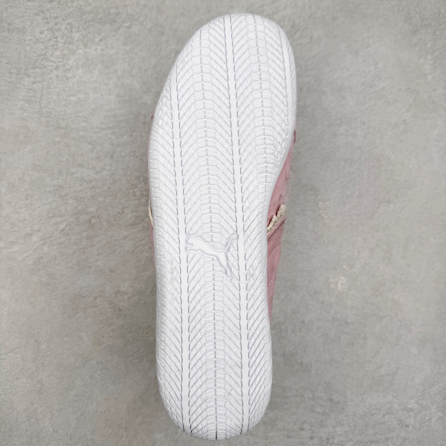 图片[9]-＃纯原 Balenciaga x PUMA/彪马 Speedcat 巴黎世家联名系列薄底鞋牛皮圆头做旧磨损低帮生活休闲鞋 男女同款 选用了近两年人气极高的 “薄底鞋” PUMA Speedcat 为蓝本，带来了多个不同配色的联名鞋款。在色调上继承了这双赛车鞋原本的惯用方案，但鞋身侧面标志性的 PUMA Formstrip 标志则采用了 “破坏做旧” 的手法，这也是 Balenciaga 鞋款极为常见的风格。将白色的 PUMA Formstrip 撕掉了一大半，这极为 “粗暴” 的处理方式，在街头绝对有着十足的回头率。鞋头的 PUMA Logo 得以保留，烫金的 BALENCIAGA 字样则表明了它的联名身份，后跟则是鞋款的尺码，这也是 Balenciaga 鞋款的家族习惯。实拍调校N版已经零色差零失真 百分百还原实物色彩所见即所得 不存在货不对板色差等低级问题 选购参考实物拍摄 不混卖不参货 只用心做好货严格选品 承诺混一赔十 尺码：36 36.5 37.5 38 38.5 39 40 40.5 41 42 42.5 43 44 44.5 45-选品中心