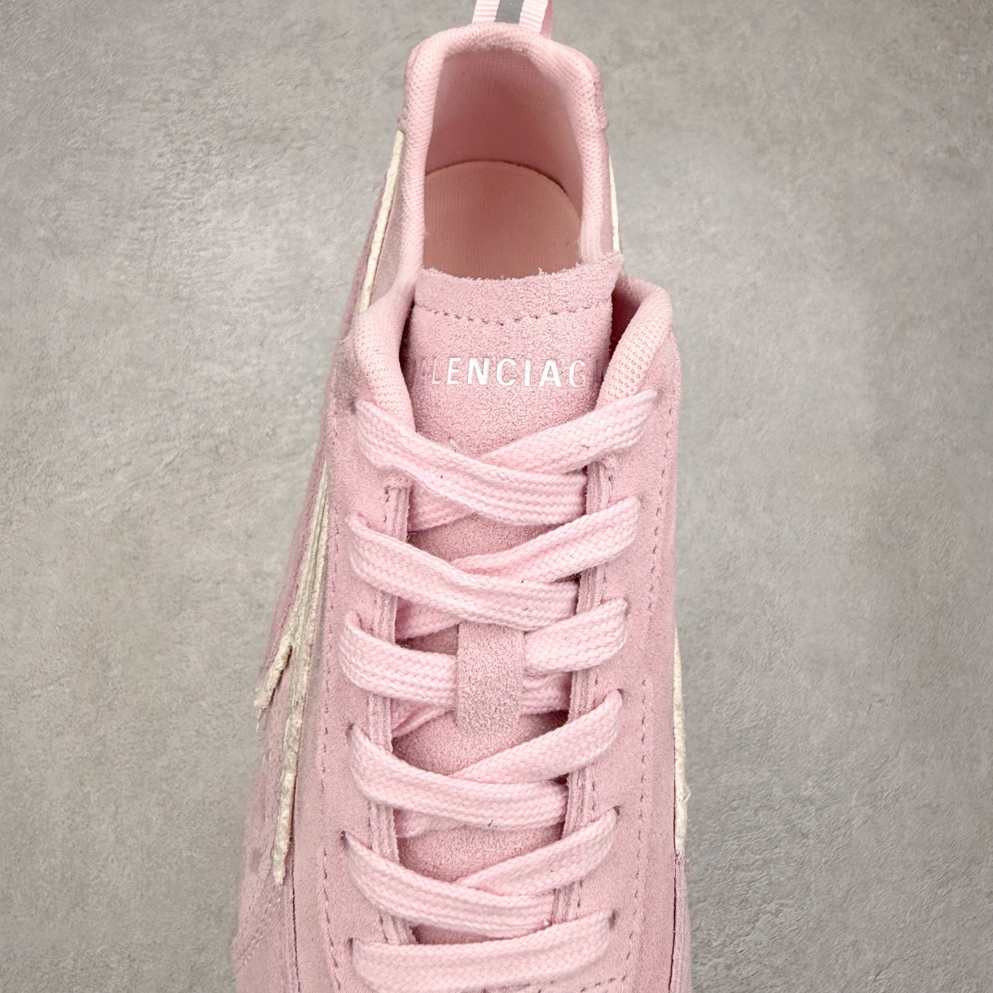 图片[5]-＃纯原 Balenciaga x PUMA/彪马 Speedcat 巴黎世家联名系列薄底鞋牛皮圆头做旧磨损低帮生活休闲鞋 男女同款 选用了近两年人气极高的 “薄底鞋” PUMA Speedcat 为蓝本，带来了多个不同配色的联名鞋款。在色调上继承了这双赛车鞋原本的惯用方案，但鞋身侧面标志性的 PUMA Formstrip 标志则采用了 “破坏做旧” 的手法，这也是 Balenciaga 鞋款极为常见的风格。将白色的 PUMA Formstrip 撕掉了一大半，这极为 “粗暴” 的处理方式，在街头绝对有着十足的回头率。鞋头的 PUMA Logo 得以保留，烫金的 BALENCIAGA 字样则表明了它的联名身份，后跟则是鞋款的尺码，这也是 Balenciaga 鞋款的家族习惯。实拍调校N版已经零色差零失真 百分百还原实物色彩所见即所得 不存在货不对板色差等低级问题 选购参考实物拍摄 不混卖不参货 只用心做好货严格选品 承诺混一赔十 尺码：36 36.5 37.5 38 38.5 39 40 40.5 41 42 42.5 43 44 44.5 45-选品中心