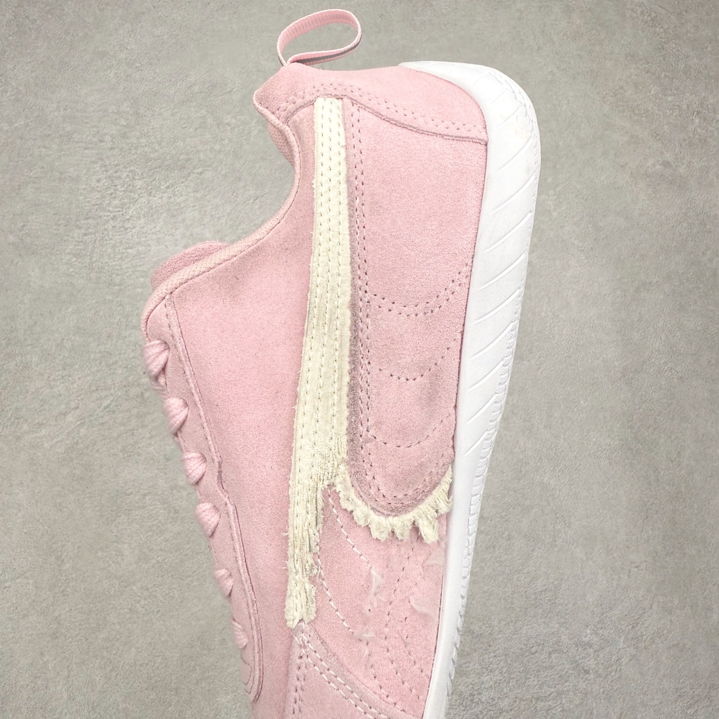 图片[7]-＃纯原 Balenciaga x PUMA/彪马 Speedcat 巴黎世家联名系列薄底鞋牛皮圆头做旧磨损低帮生活休闲鞋 男女同款 选用了近两年人气极高的 “薄底鞋” PUMA Speedcat 为蓝本，带来了多个不同配色的联名鞋款。在色调上继承了这双赛车鞋原本的惯用方案，但鞋身侧面标志性的 PUMA Formstrip 标志则采用了 “破坏做旧” 的手法，这也是 Balenciaga 鞋款极为常见的风格。将白色的 PUMA Formstrip 撕掉了一大半，这极为 “粗暴” 的处理方式，在街头绝对有着十足的回头率。鞋头的 PUMA Logo 得以保留，烫金的 BALENCIAGA 字样则表明了它的联名身份，后跟则是鞋款的尺码，这也是 Balenciaga 鞋款的家族习惯。实拍调校N版已经零色差零失真 百分百还原实物色彩所见即所得 不存在货不对板色差等低级问题 选购参考实物拍摄 不混卖不参货 只用心做好货严格选品 承诺混一赔十 尺码：36 36.5 37.5 38 38.5 39 40 40.5 41 42 42.5 43 44 44.5 45-选品中心