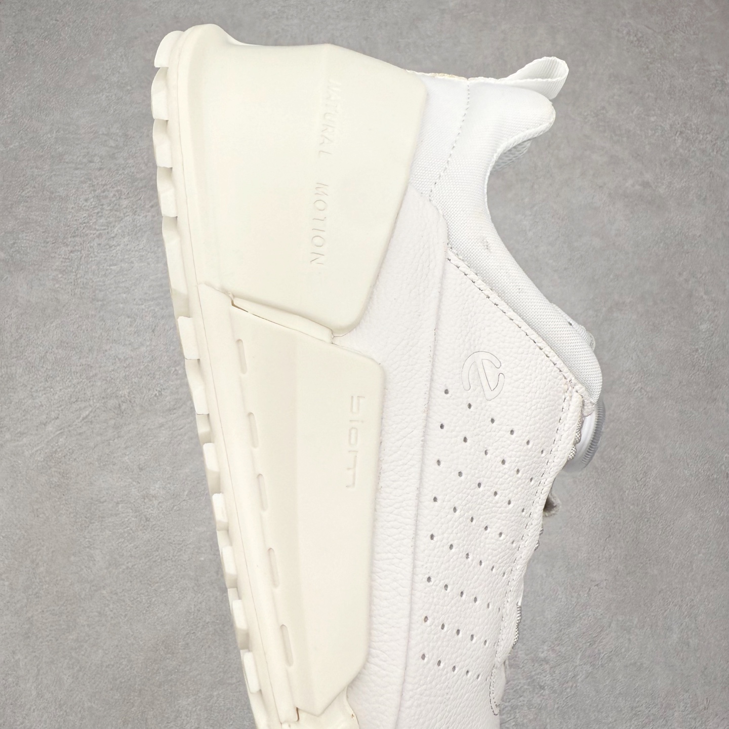 图片[6]-ECCO爱步健身男鞋 2023秋新款BIOM缓震舒适慢跑鞋 健步2.0 系列黄景瑜同款 城市运动鞋 GORE-TEX防水技术结合了优化的透气性和潮湿性天气防护的功能 直接注塑工艺连接鞋面与鞋底 一体成型，合脚耐穿 BIOM自然律动科技，令双足自然平行落地 长效缓震，带来裸足运动体验 橡胶大底，抓地力强，具有良好的防滑耐磨性 缓震透气 适跑畅练 尺码：39 40 41 42 43 44（正常码）-选品中心