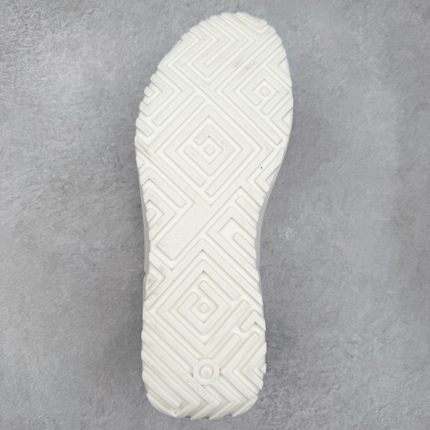 图片[9]-ECCO爱步健身男鞋 2023秋新款BIOM缓震舒适慢跑鞋 健步2.0 系列黄景瑜同款 城市运动鞋 GORE-TEX防水技术结合了优化的透气性和潮湿性天气防护的功能 直接注塑工艺连接鞋面与鞋底 一体成型，合脚耐穿 BIOM自然律动科技，令双足自然平行落地 长效缓震，带来裸足运动体验 橡胶大底，抓地力强，具有良好的防滑耐磨性 缓震透气 适跑畅练 尺码：39 40 41 42 43 44（正常码）-选品中心