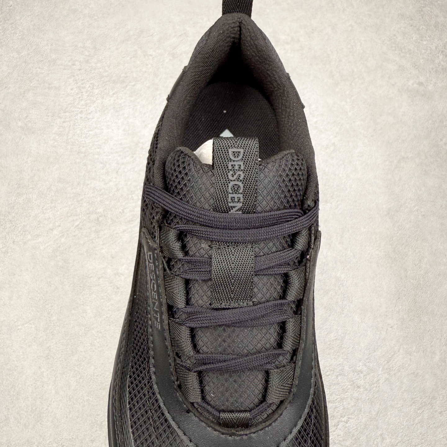 图片[5]-＃HP DESCENTE Enerzite 迪桑特舒适柔软防滑耐磨低帮休闲跑步鞋 DESCENTE（迪桑特）创立于1935年，品牌名取自法语词汇，意为“滑降”。品牌箭头标识代表滑雪的三种技术“高速直线滑行”、“穿越”和“侧滑”，也寓意品牌在打造高端专业运动产品中不断追求完美的创新精神，致力于成为中国高端专业滑雪、综训、女子、铁人三项、高尔夫的第一品牌。尺码：39 40 40.5 41 42 42.5 43 44 44.5 45-选品中心