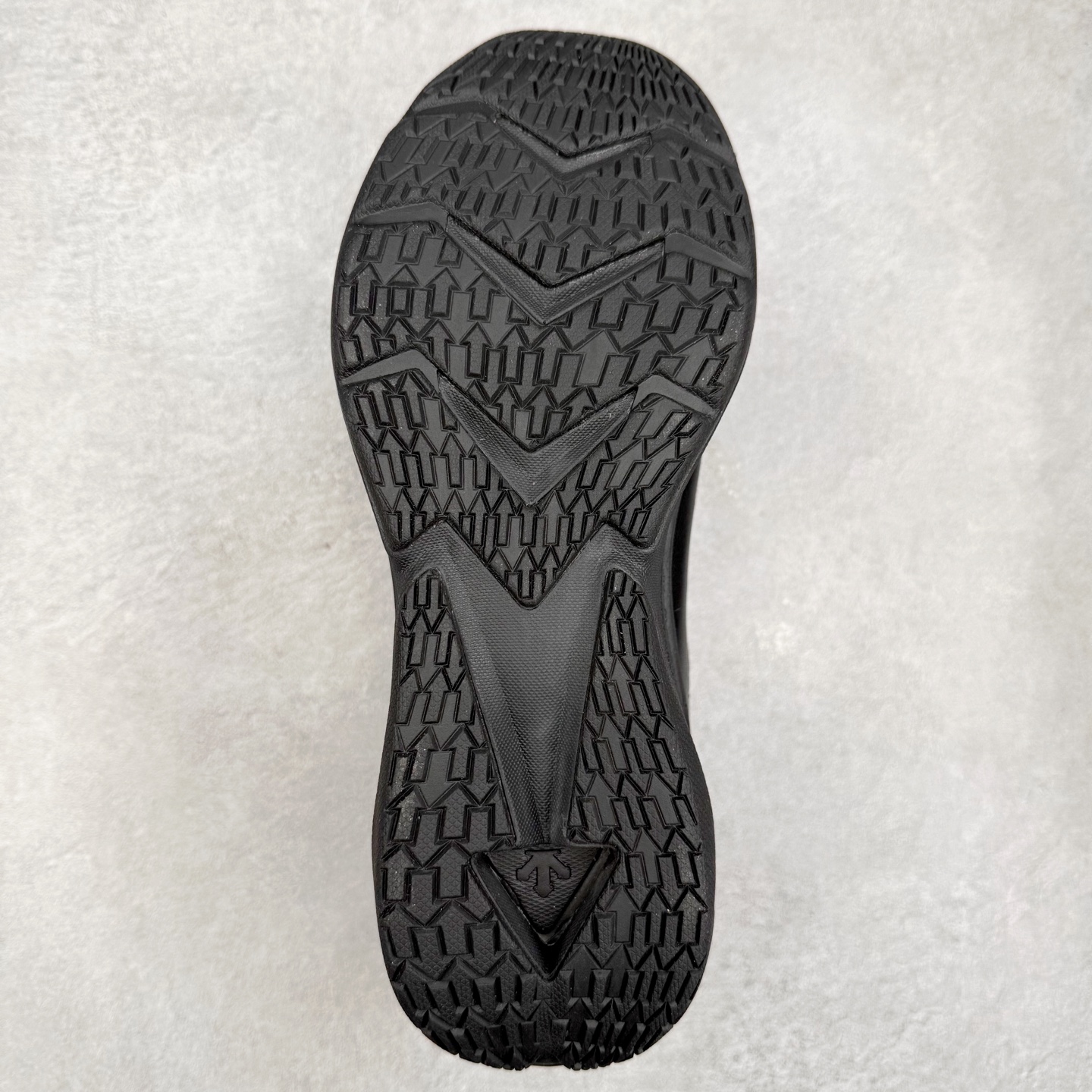 图片[9]-＃HP DESCENTE Enerzite 迪桑特舒适柔软防滑耐磨低帮休闲跑步鞋 DESCENTE（迪桑特）创立于1935年，品牌名取自法语词汇，意为“滑降”。品牌箭头标识代表滑雪的三种技术“高速直线滑行”、“穿越”和“侧滑”，也寓意品牌在打造高端专业运动产品中不断追求完美的创新精神，致力于成为中国高端专业滑雪、综训、女子、铁人三项、高尔夫的第一品牌。尺码：39 40 40.5 41 42 42.5 43 44 44.5 45-选品中心