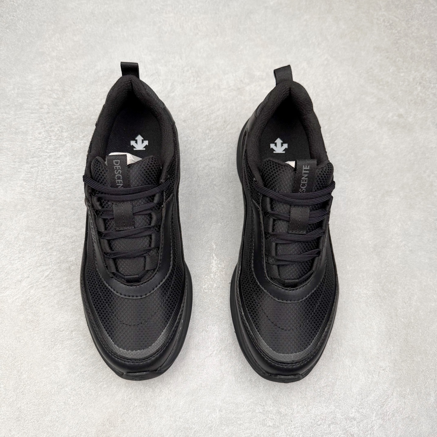 图片[2]-＃HP DESCENTE Enerzite 迪桑特舒适柔软防滑耐磨低帮休闲跑步鞋 DESCENTE（迪桑特）创立于1935年，品牌名取自法语词汇，意为“滑降”。品牌箭头标识代表滑雪的三种技术“高速直线滑行”、“穿越”和“侧滑”，也寓意品牌在打造高端专业运动产品中不断追求完美的创新精神，致力于成为中国高端专业滑雪、综训、女子、铁人三项、高尔夫的第一品牌。尺码：39 40 40.5 41 42 42.5 43 44 44.5 45-选品中心