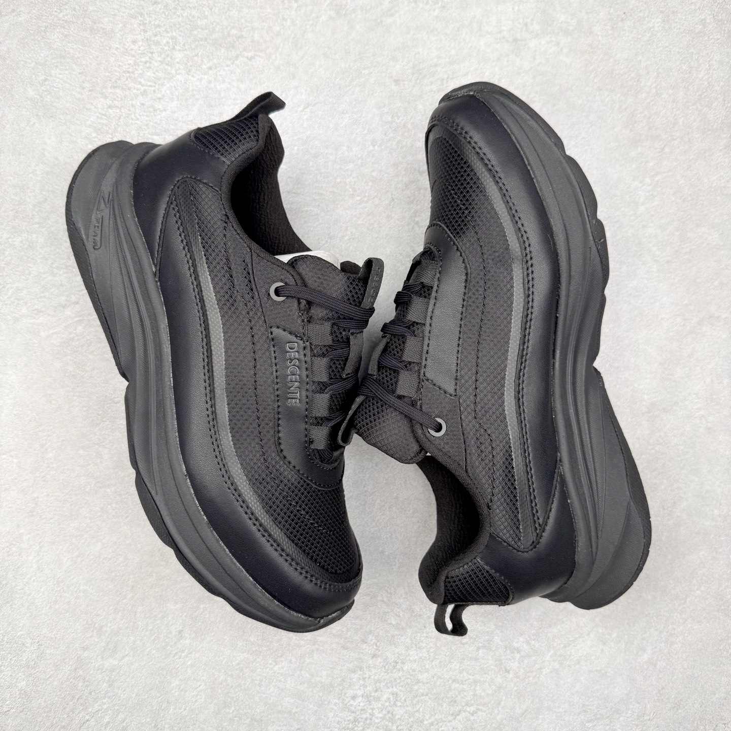 图片[3]-＃HP DESCENTE Enerzite 迪桑特舒适柔软防滑耐磨低帮休闲跑步鞋 DESCENTE（迪桑特）创立于1935年，品牌名取自法语词汇，意为“滑降”。品牌箭头标识代表滑雪的三种技术“高速直线滑行”、“穿越”和“侧滑”，也寓意品牌在打造高端专业运动产品中不断追求完美的创新精神，致力于成为中国高端专业滑雪、综训、女子、铁人三项、高尔夫的第一品牌。尺码：39 40 40.5 41 42 42.5 43 44 44.5 45-选品中心