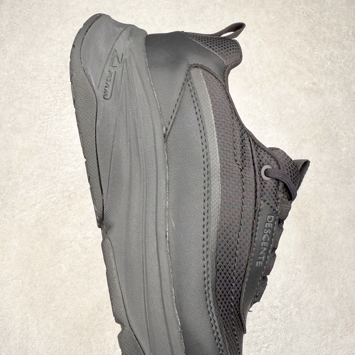 图片[6]-＃HP DESCENTE Enerzite 迪桑特舒适柔软防滑耐磨低帮休闲跑步鞋 DESCENTE（迪桑特）创立于1935年，品牌名取自法语词汇，意为“滑降”。品牌箭头标识代表滑雪的三种技术“高速直线滑行”、“穿越”和“侧滑”，也寓意品牌在打造高端专业运动产品中不断追求完美的创新精神，致力于成为中国高端专业滑雪、综训、女子、铁人三项、高尔夫的第一品牌。尺码：39 40 40.5 41 42 42.5 43 44 44.5 45-选品中心