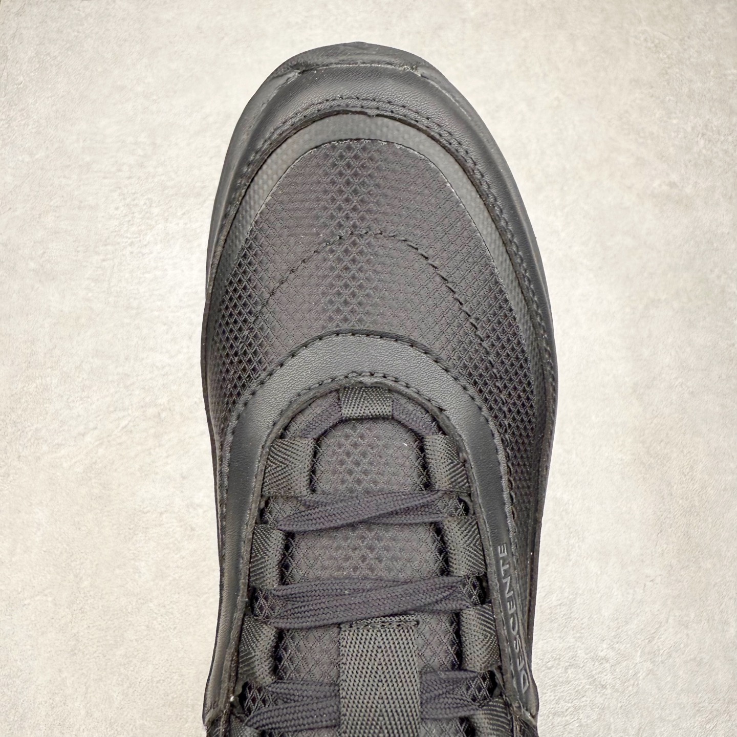 图片[4]-＃HP DESCENTE Enerzite 迪桑特舒适柔软防滑耐磨低帮休闲跑步鞋 DESCENTE（迪桑特）创立于1935年，品牌名取自法语词汇，意为“滑降”。品牌箭头标识代表滑雪的三种技术“高速直线滑行”、“穿越”和“侧滑”，也寓意品牌在打造高端专业运动产品中不断追求完美的创新精神，致力于成为中国高端专业滑雪、综训、女子、铁人三项、高尔夫的第一品牌。尺码：39 40 40.5 41 42 42.5 43 44 44.5 45-选品中心