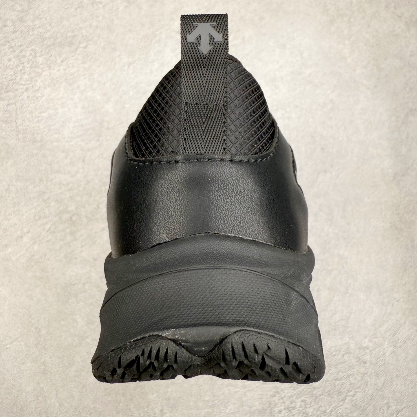 图片[8]-＃HP DESCENTE Enerzite 迪桑特舒适柔软防滑耐磨低帮休闲跑步鞋 DESCENTE（迪桑特）创立于1935年，品牌名取自法语词汇，意为“滑降”。品牌箭头标识代表滑雪的三种技术“高速直线滑行”、“穿越”和“侧滑”，也寓意品牌在打造高端专业运动产品中不断追求完美的创新精神，致力于成为中国高端专业滑雪、综训、女子、铁人三项、高尔夫的第一品牌。尺码：39 40 40.5 41 42 42.5 43 44 44.5 45-选品中心