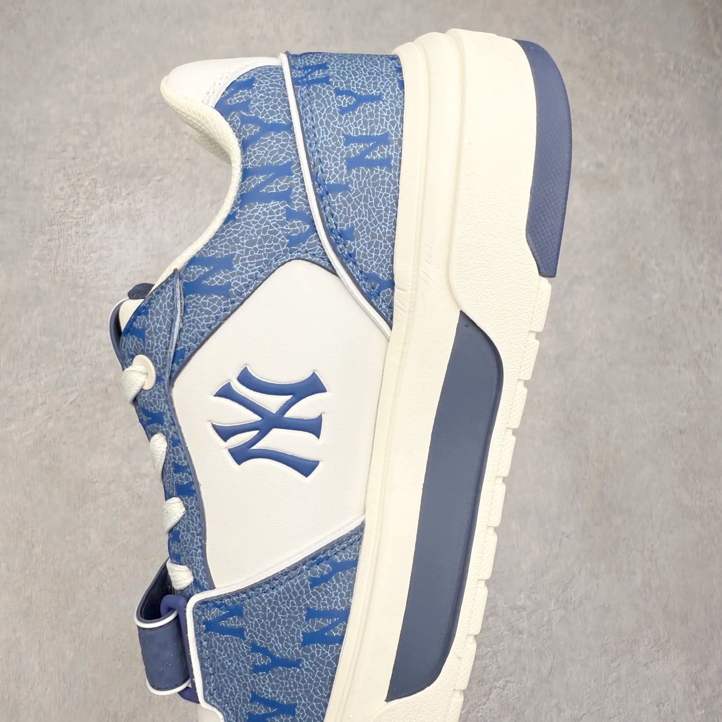 图片[7]-MLB Chunky Liner Basic 复古印花学长鞋系列低帮轻量增高厚底百搭休闲运动慢跑鞋板鞋 Korea韩国联名NY美国榄球纽约洋基队限定 韩国代购专供 全套原楦原纸板原厂数据开发 正确中底拉帮中底网布细节 平台代购专供 左脚内置芯片 韩国代购吊牌标贴 独家一比一RB+MD组合大底 高频后跟小人Logo精准对位立体饱满 正确网布加超迁鞋面 转印中底走线紧密 转印Logo工艺表层防刮不掉色 尺码：35 36 36.5 37.5 38 38.5 39 40 40.5 41 42 42.5 43 44 45-选品中心