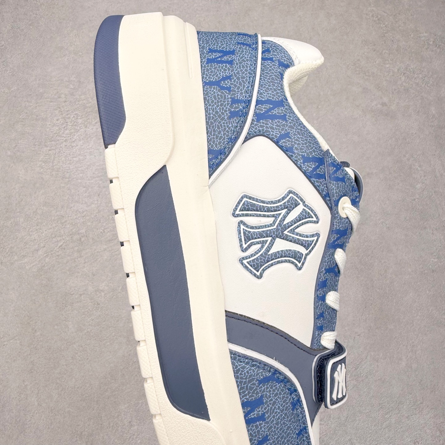 图片[6]-MLB Chunky Liner Basic 复古印花学长鞋系列低帮轻量增高厚底百搭休闲运动慢跑鞋板鞋 Korea韩国联名NY美国榄球纽约洋基队限定 韩国代购专供 全套原楦原纸板原厂数据开发 正确中底拉帮中底网布细节 平台代购专供 左脚内置芯片 韩国代购吊牌标贴 独家一比一RB+MD组合大底 高频后跟小人Logo精准对位立体饱满 正确网布加超迁鞋面 转印中底走线紧密 转印Logo工艺表层防刮不掉色 尺码：35 36 36.5 37.5 38 38.5 39 40 40.5 41 42 42.5 43 44 45-选品中心