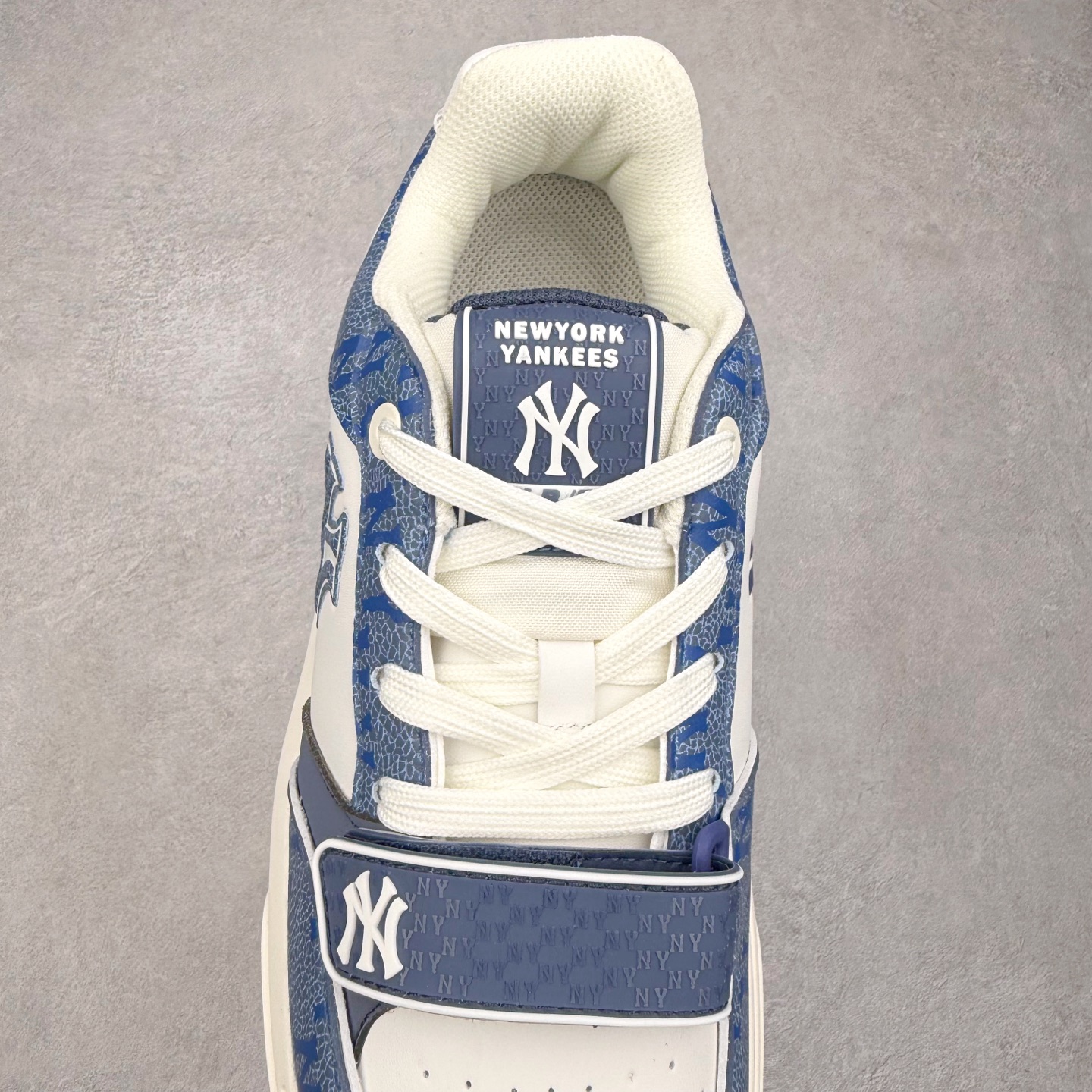 图片[5]-MLB Chunky Liner Basic 复古印花学长鞋系列低帮轻量增高厚底百搭休闲运动慢跑鞋板鞋 Korea韩国联名NY美国榄球纽约洋基队限定 韩国代购专供 全套原楦原纸板原厂数据开发 正确中底拉帮中底网布细节 平台代购专供 左脚内置芯片 韩国代购吊牌标贴 独家一比一RB+MD组合大底 高频后跟小人Logo精准对位立体饱满 正确网布加超迁鞋面 转印中底走线紧密 转印Logo工艺表层防刮不掉色 尺码：35 36 36.5 37.5 38 38.5 39 40 40.5 41 42 42.5 43 44 45-选品中心