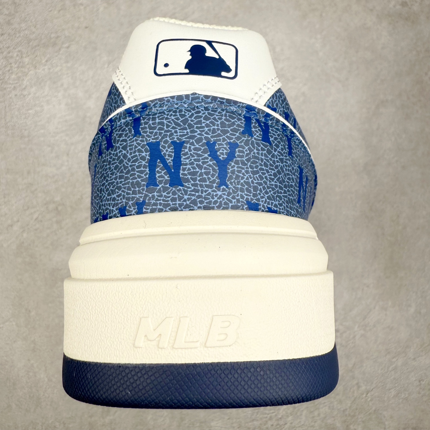 图片[8]-MLB Chunky Liner Basic 复古印花学长鞋系列低帮轻量增高厚底百搭休闲运动慢跑鞋板鞋 Korea韩国联名NY美国榄球纽约洋基队限定 韩国代购专供 全套原楦原纸板原厂数据开发 正确中底拉帮中底网布细节 平台代购专供 左脚内置芯片 韩国代购吊牌标贴 独家一比一RB+MD组合大底 高频后跟小人Logo精准对位立体饱满 正确网布加超迁鞋面 转印中底走线紧密 转印Logo工艺表层防刮不掉色 尺码：35 36 36.5 37.5 38 38.5 39 40 40.5 41 42 42.5 43 44 45-选品中心