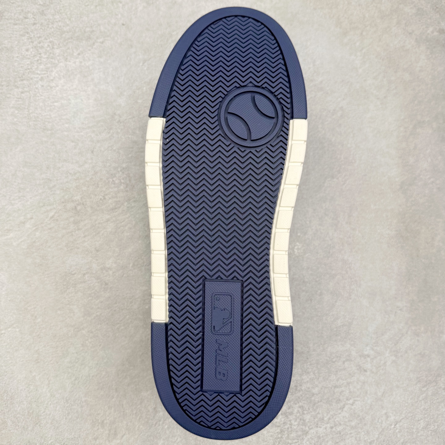 图片[9]-MLB Chunky Liner Basic 复古印花学长鞋系列低帮轻量增高厚底百搭休闲运动慢跑鞋板鞋 Korea韩国联名NY美国榄球纽约洋基队限定 韩国代购专供 全套原楦原纸板原厂数据开发 正确中底拉帮中底网布细节 平台代购专供 左脚内置芯片 韩国代购吊牌标贴 独家一比一RB+MD组合大底 高频后跟小人Logo精准对位立体饱满 正确网布加超迁鞋面 转印中底走线紧密 转印Logo工艺表层防刮不掉色 尺码：35 36 36.5 37.5 38 38.5 39 40 40.5 41 42 42.5 43 44 45-选品中心