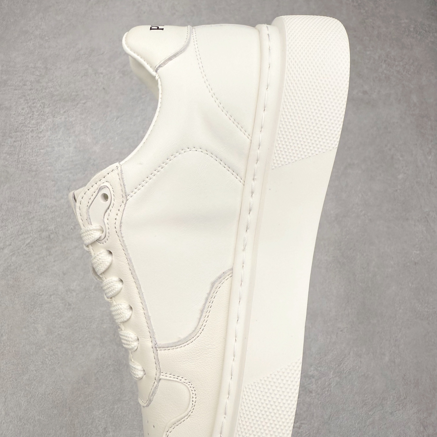 图片[7]-PRADA 普拉达男鞋厚底徽标低帮休闲鞋运动板鞋系列 广东大厂品质 专柜同步 大气个性更潮更抢眼更追求档次，它将颠覆旧念，与您共度时尚潮人必备! 面料采用原版进口小牛皮 牛皮内里垫脚 橡胶发泡大底 轻便防滑耐磨 脚感舒适 款式耐看做工精细 配以简洁利落的鞋楦 彰显男人的果敢和硬朗 尺码：39 40 41 42 43 44 比运动鞋偏大一码-选品中心