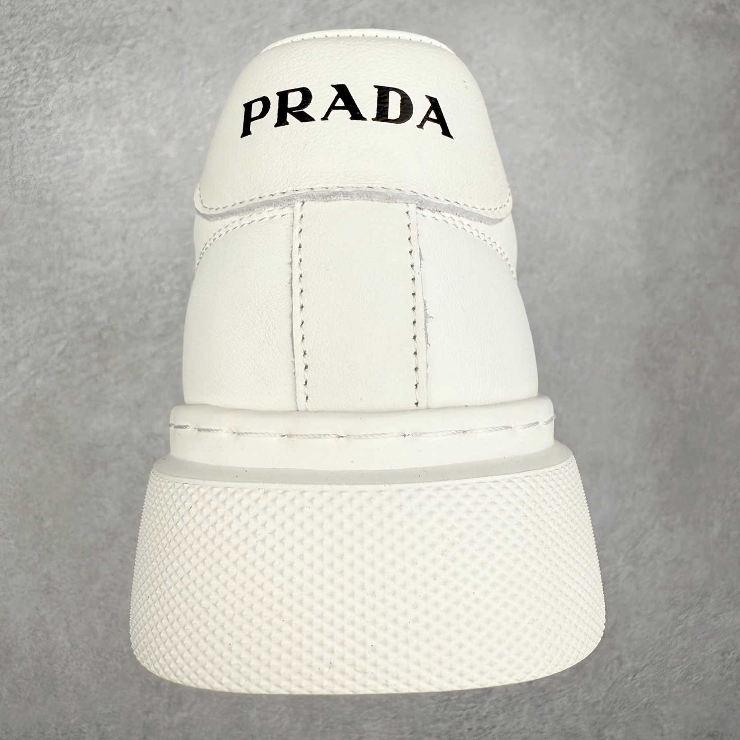 图片[8]-PRADA 普拉达男鞋厚底徽标低帮休闲鞋运动板鞋系列 广东大厂品质 专柜同步 大气个性更潮更抢眼更追求档次，它将颠覆旧念，与您共度时尚潮人必备! 面料采用原版进口小牛皮 牛皮内里垫脚 橡胶发泡大底 轻便防滑耐磨 脚感舒适 款式耐看做工精细 配以简洁利落的鞋楦 彰显男人的果敢和硬朗 尺码：39 40 41 42 43 44 比运动鞋偏大一码-选品中心