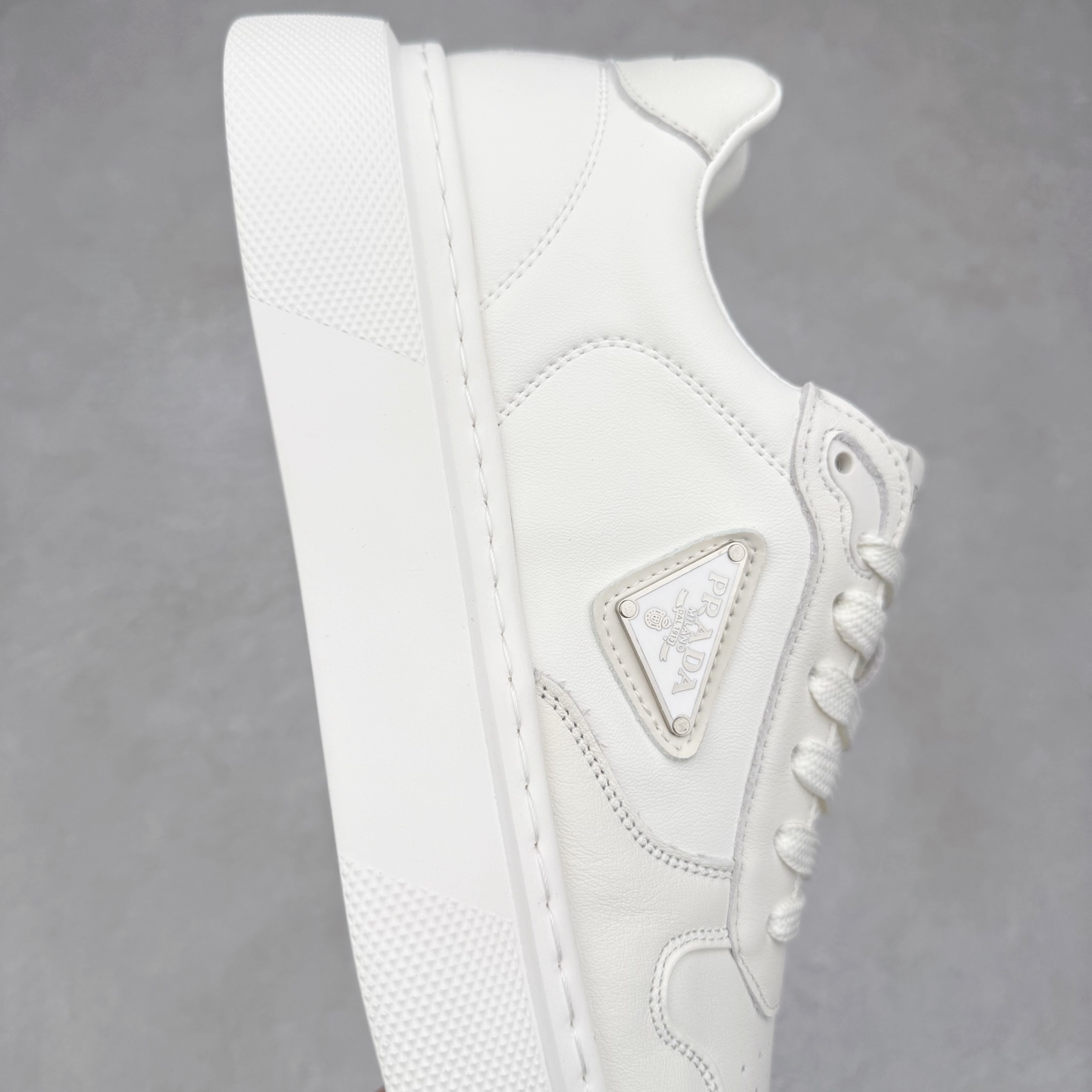 图片[6]-PRADA 普拉达男鞋厚底徽标低帮休闲鞋运动板鞋系列 广东大厂品质 专柜同步 大气个性更潮更抢眼更追求档次，它将颠覆旧念，与您共度时尚潮人必备! 面料采用原版进口小牛皮 牛皮内里垫脚 橡胶发泡大底 轻便防滑耐磨 脚感舒适 款式耐看做工精细 配以简洁利落的鞋楦 彰显男人的果敢和硬朗 尺码：39 40 41 42 43 44 比运动鞋偏大一码-选品中心